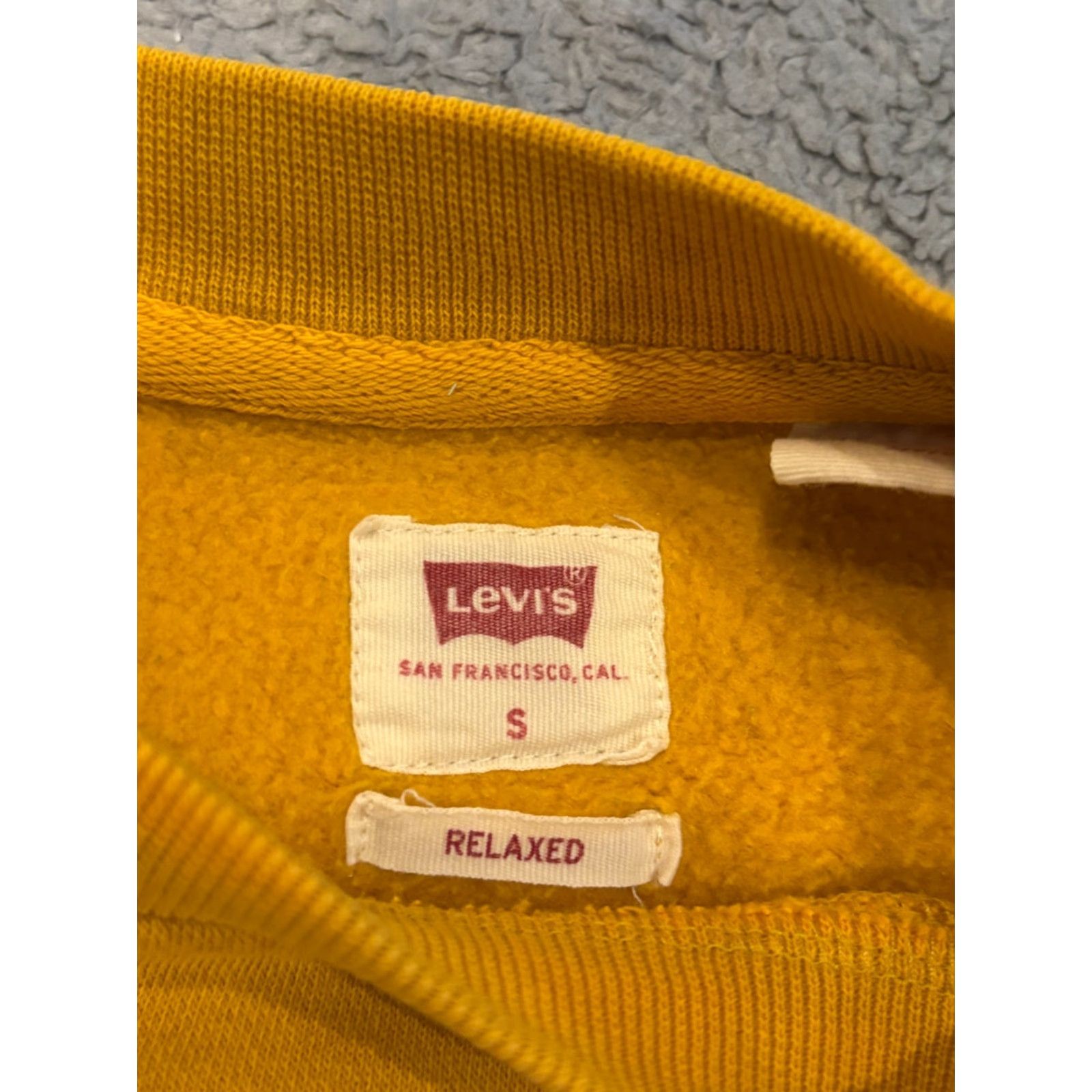 Levi's VINTAGE Levi's Crew Neck Sweatshirt Mens Small Yellow Long Sleeve Pullover Fleece FLAW Size US S / EU 44-46 / 1 - 3 Thumbnail