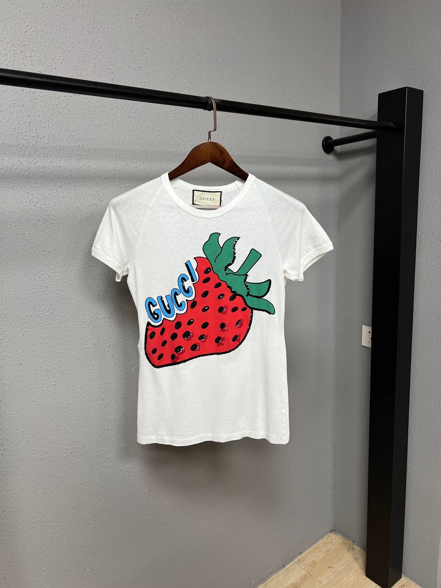 Gucci gucci strawberry short sleeve top size s Size S / US 4 / IT 40 - 1 Thumbnail