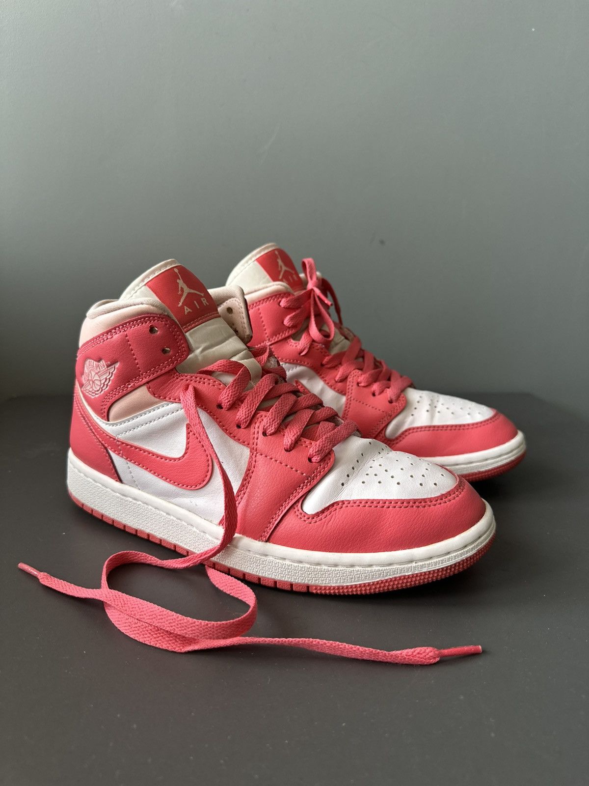Jordan Brand Nike Jordan 1 Mid Strawberries And Cream Size 39 Size US 9 / IT 39 - 1 Thumbnail