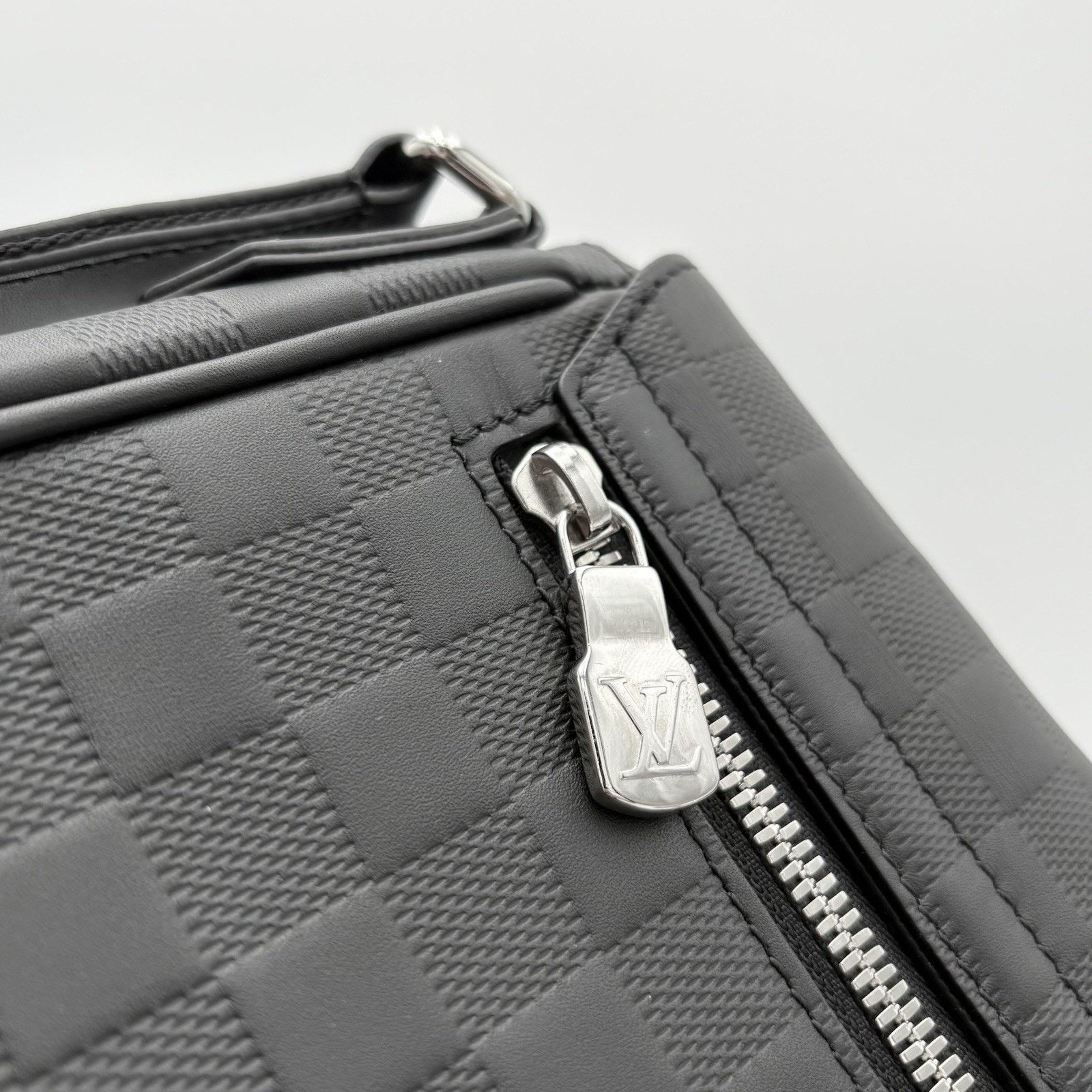 Louis Vuitton Louis Vuitton District PM Infini Messenger Bag | PRISTINE! Size ONE SIZE - 14 Thumbnail