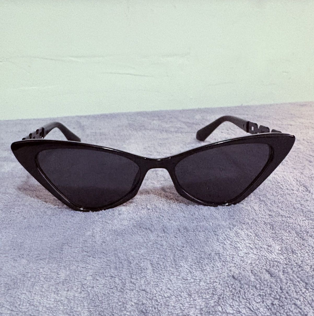 Other × Vintage Y2K Style Chain Link All Black Triangle Cat Eye Sun glasses Size ONE SIZE - 1 Thumbnail