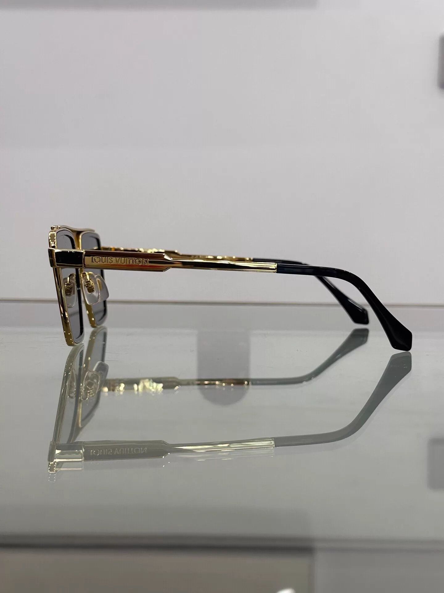 Louis Vuitton LV Monogram Logo Gold Sunglasses Size ONE SIZE - 4 Thumbnail