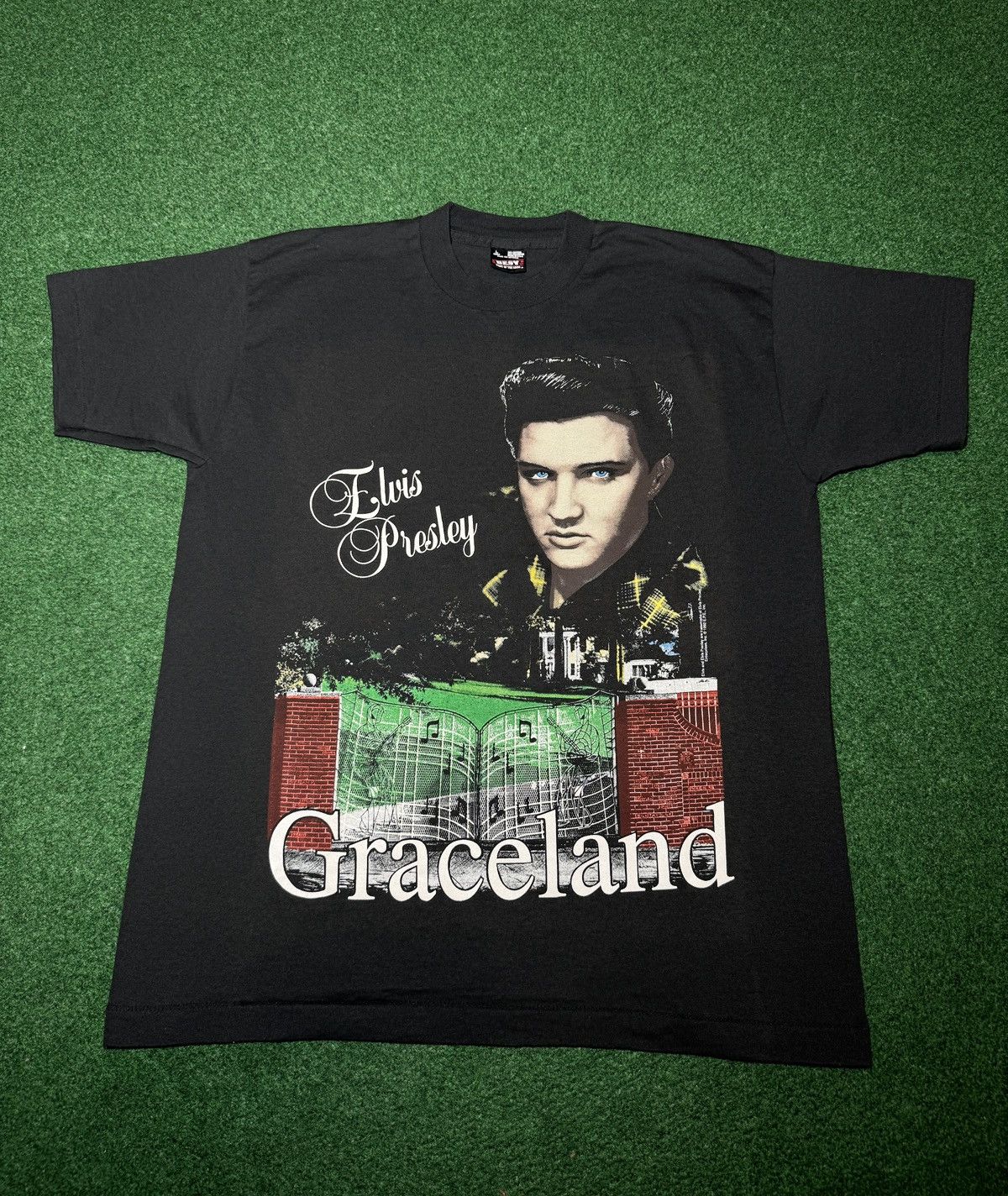 Vintage Vintage 90s Elvis Presley Graceland Retro Big Face T Shirt Size US L / EU 52-54 / 3 - 1 Thumbnail