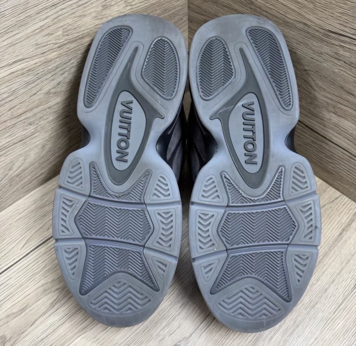 Louis Vuitton Louis Vuitton LV Trainer 2 Grey & Black Mid-Top Sneakers J41 Size US 8 / EU 41 - 4 Thumbnail