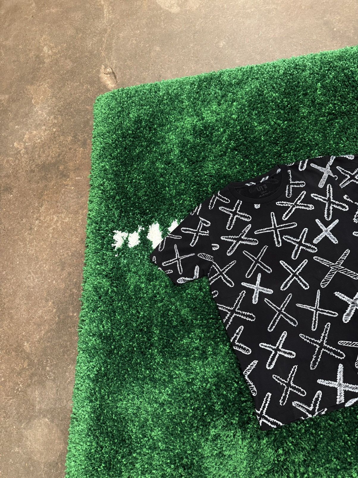 Kaws × Uniqlo Kaws x Uniqlo All Over X Print Tee Black SS18 Size US L / EU 52-54 / 3 - 2 Thumbnail
