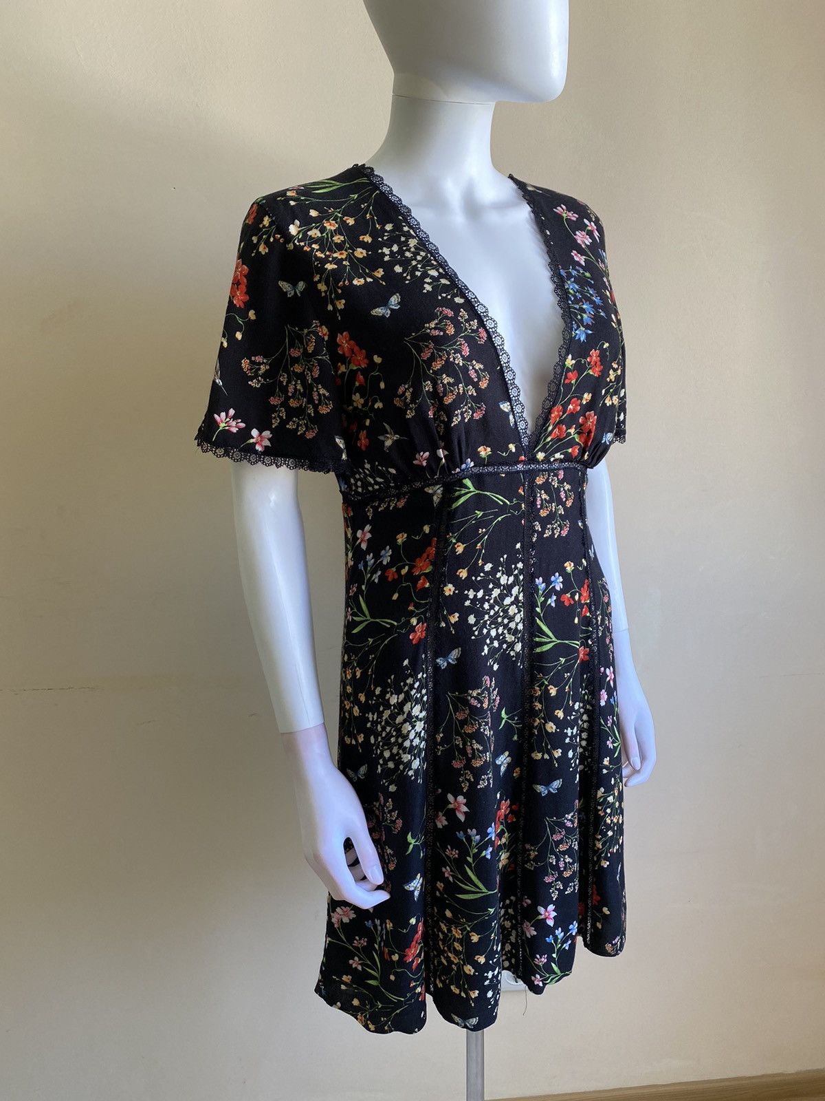 Alice + Olivia Alice + Olivia Black Floral Short Sleeve V-Neck Mini Dress Size S / US 4 / IT 40 - 4 Thumbnail