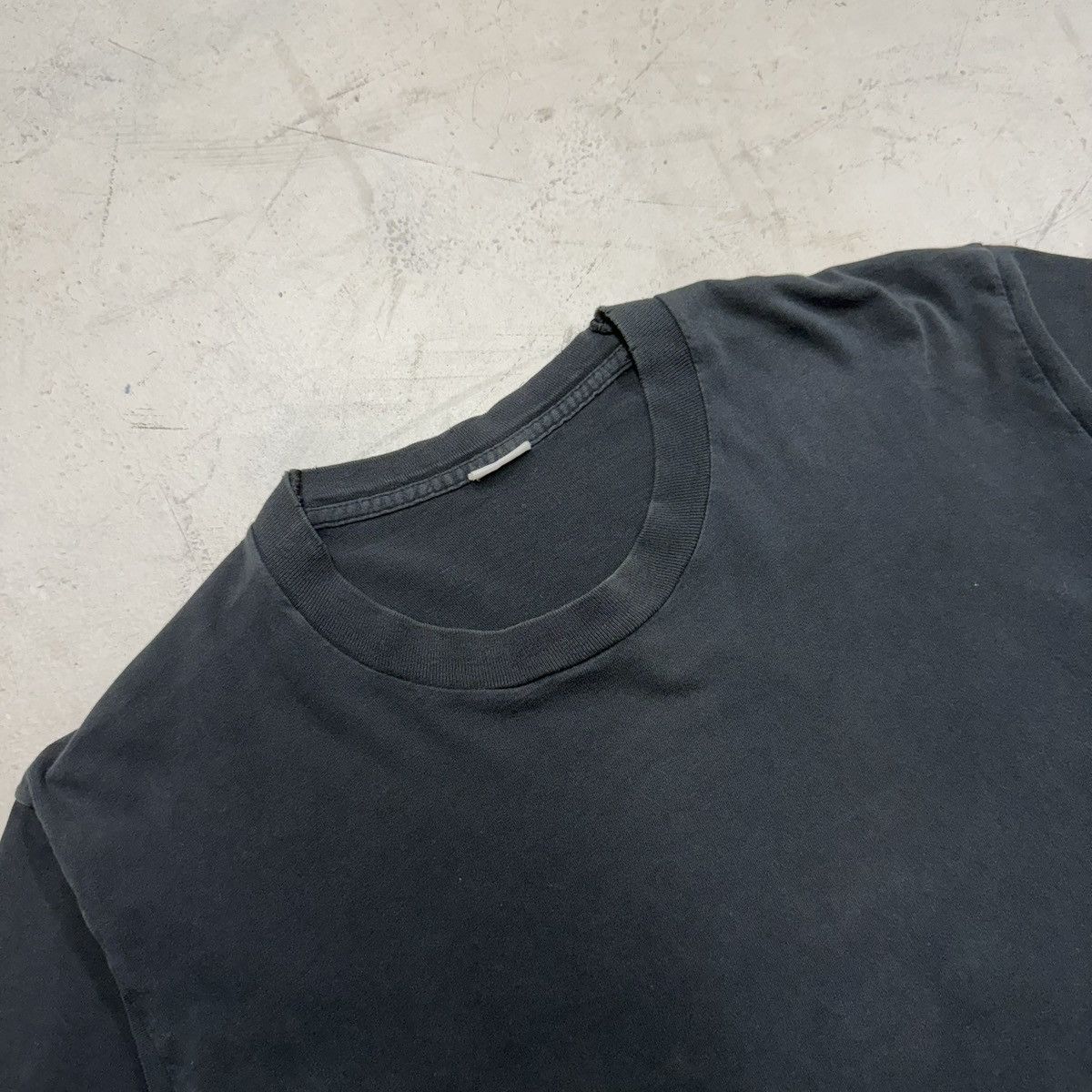 Vintage 90s faded black blank tee Size US L / EU 52-54 / 3 - 2 Thumbnail