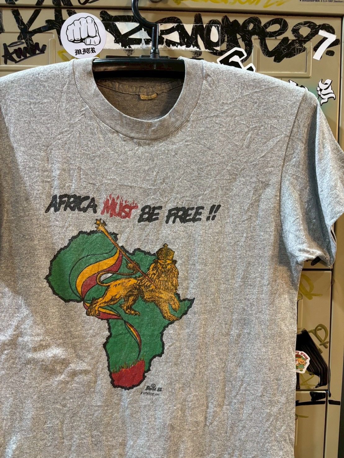 Band Tees Africa Must be free 1982’s Size US M / EU 48-50 / 2 - 2 Thumbnail