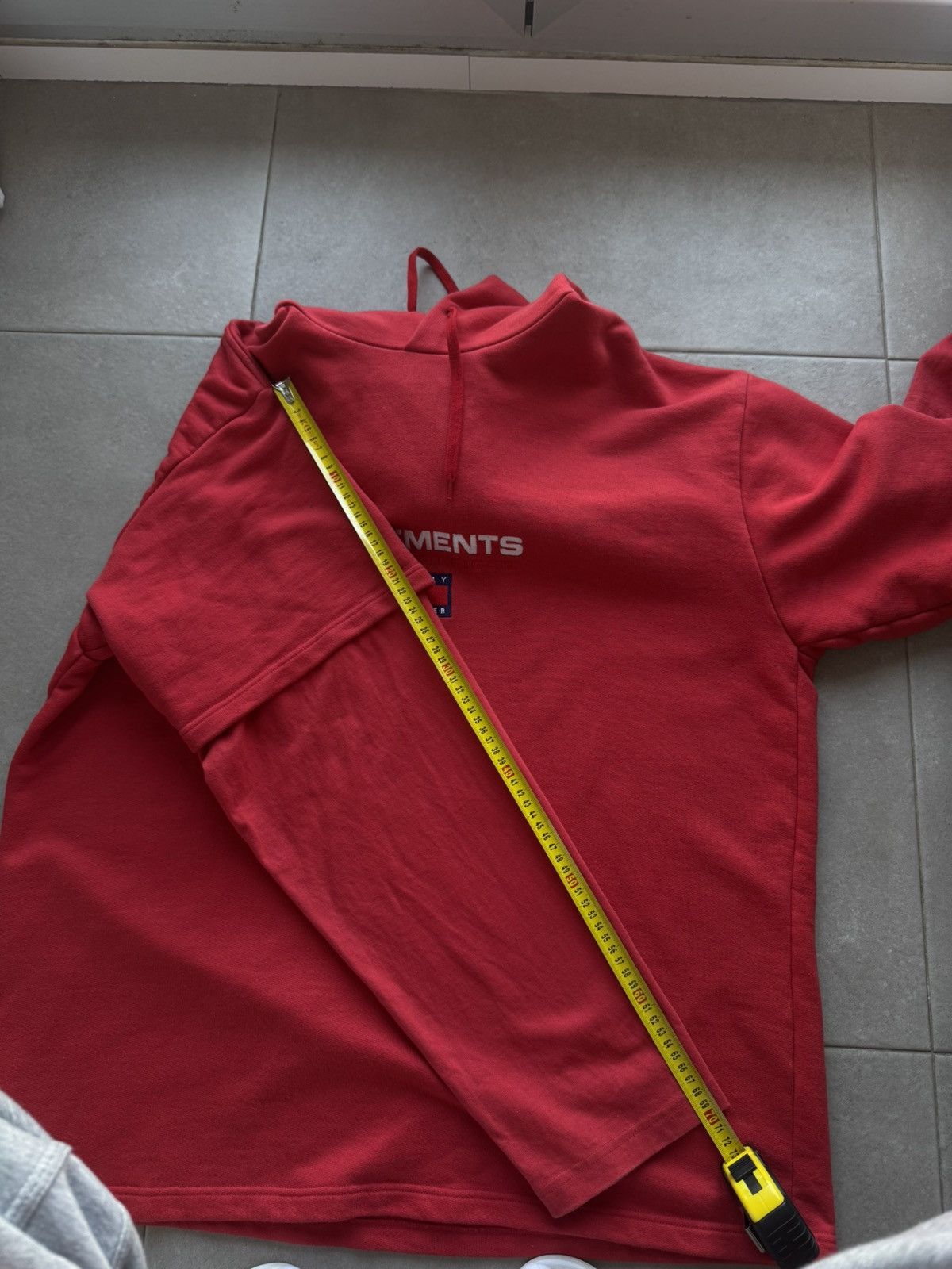 Tommy Hilfiger × Vetements Vetements X Tommy Hilfiger Red Oversize M Size Cotton Hoodie Pullover Sweatshirt Size US M / EU 48-50 / 2 - 15 Thumbnail