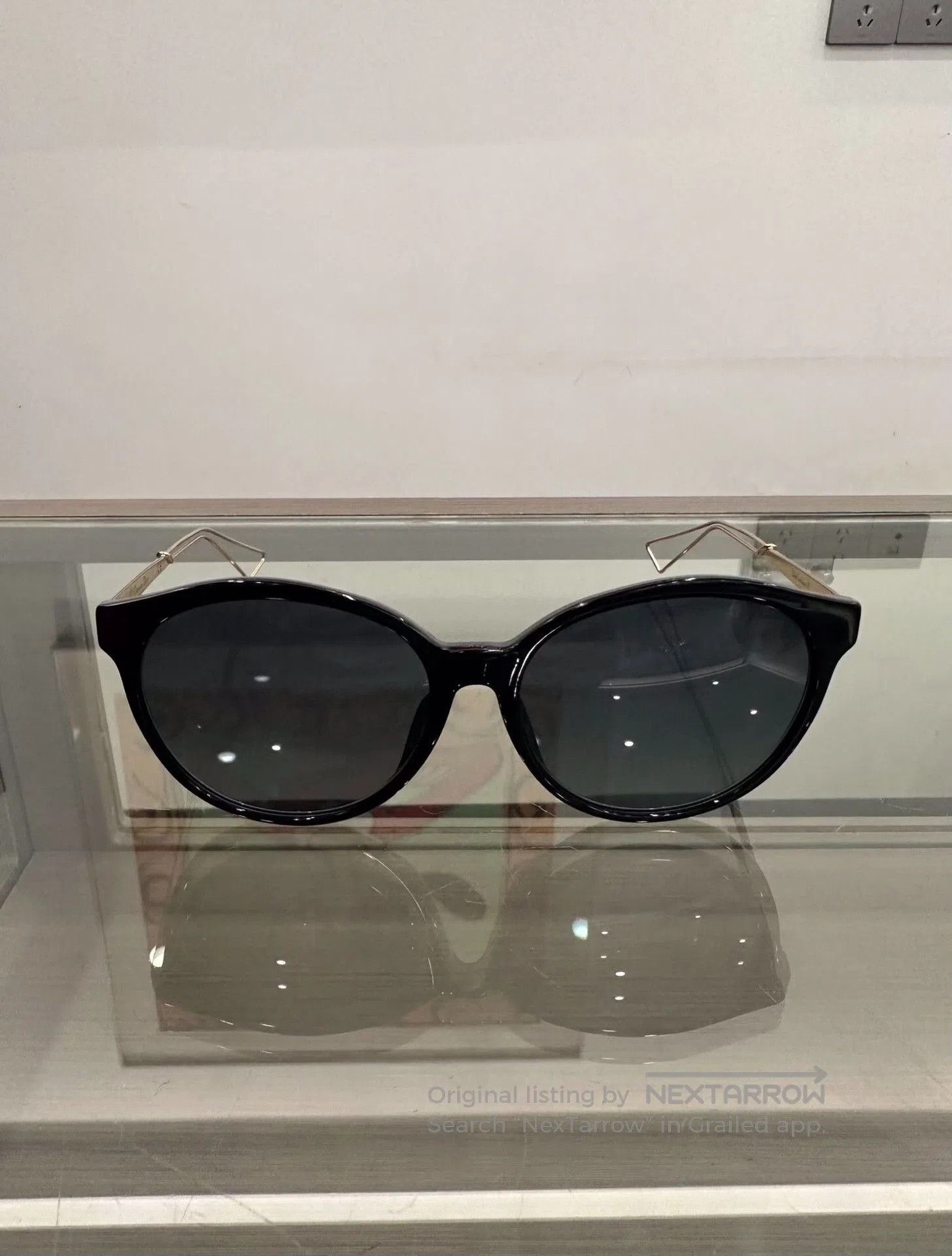 Dior Dior Black Cat-Eye Gold Logo Sunglasses. Size ONE SIZE - 3 Thumbnail