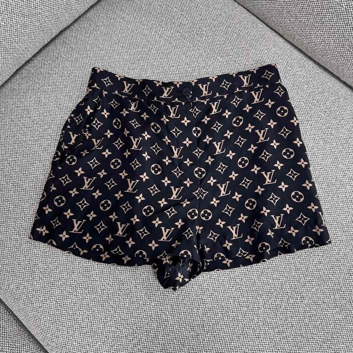 Louis Vuitton Louis Vuitton Silk Pants 24 Women Size 24" / US 00 / IT 34 - 1 Thumbnail