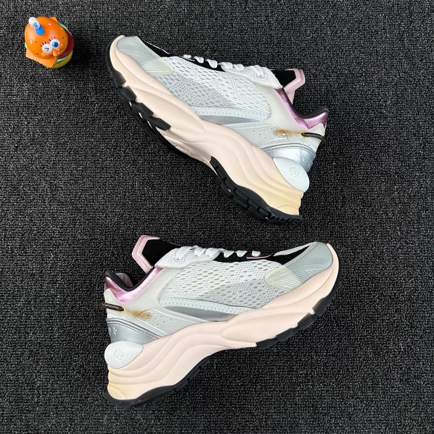 Louis Vuitton Louis Vuitton Run55 Pink Dad Sneaker 35.5 HB4366 Size US 5 / IT 35 - 4 Thumbnail
