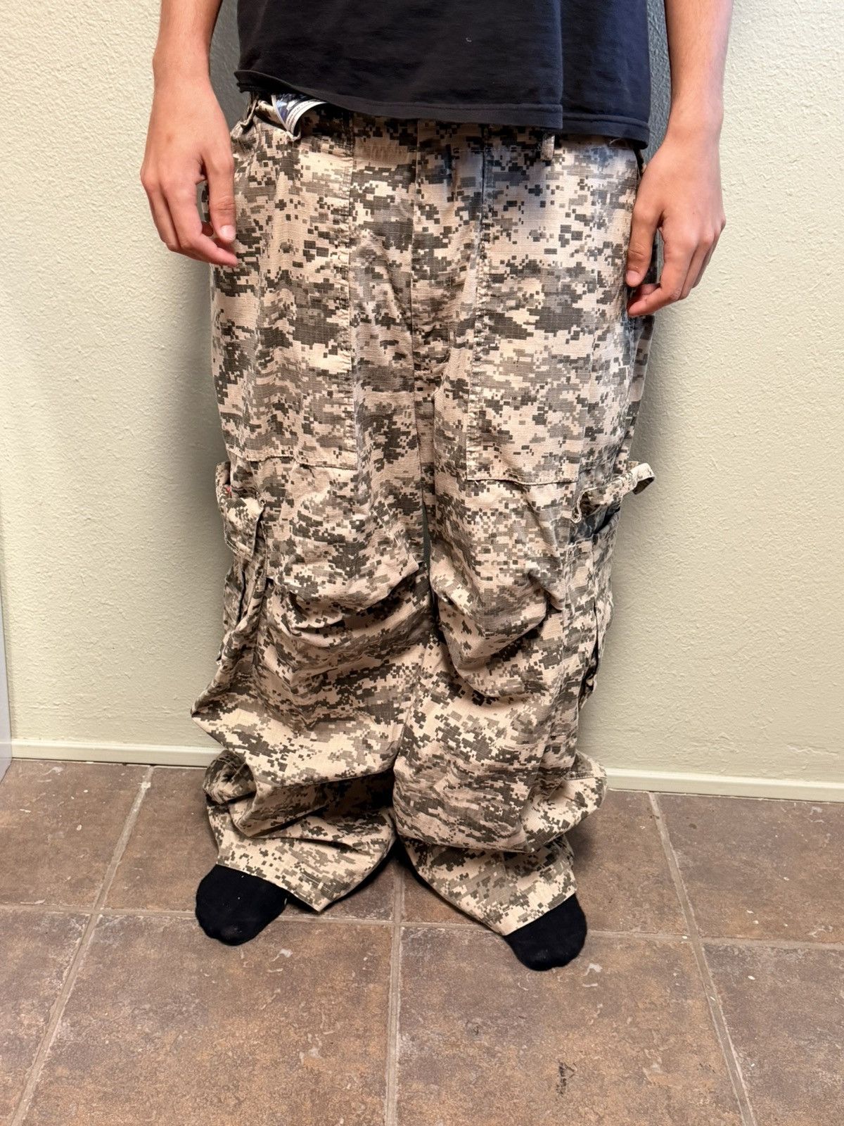 The GV Gallery Raspberry Digital Camo Cargo Pants Size US 34 / EU 50 - 1 Thumbnail