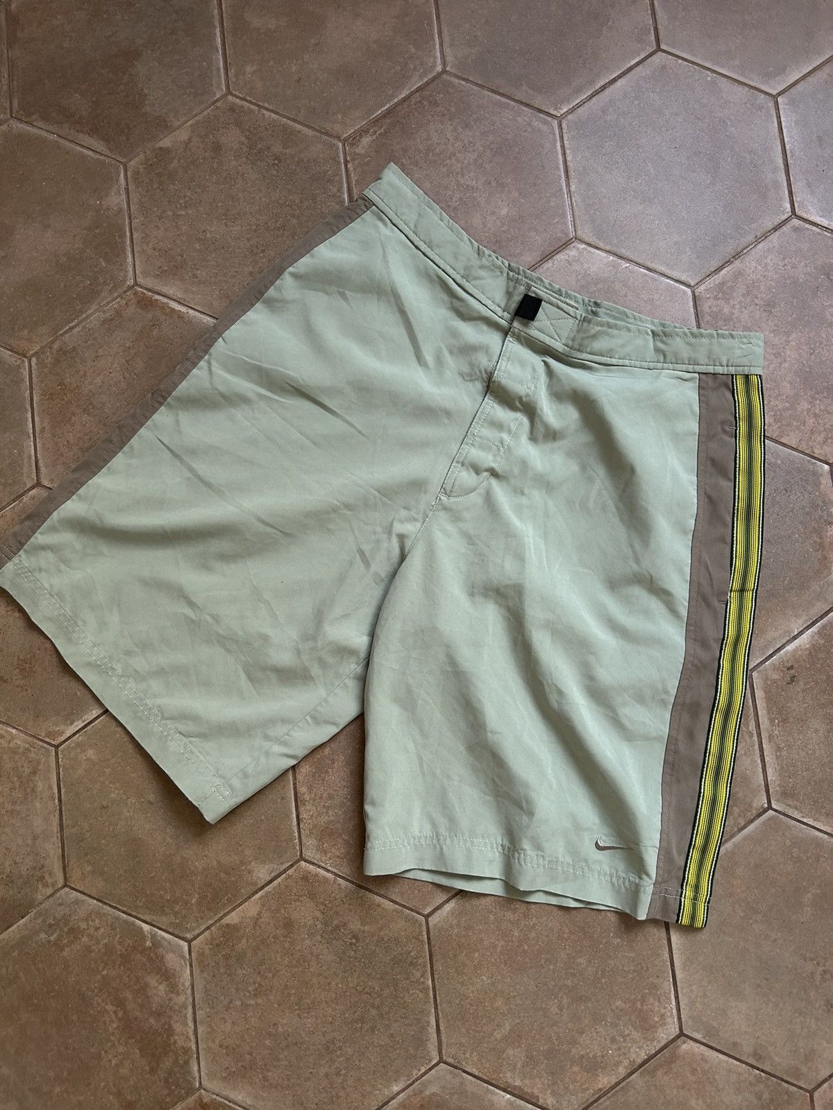 Japanese Brand VINTAGE NIKE RARE Y2K SHORTS HAPE Size US 30 / EU 46 - 2 Thumbnail