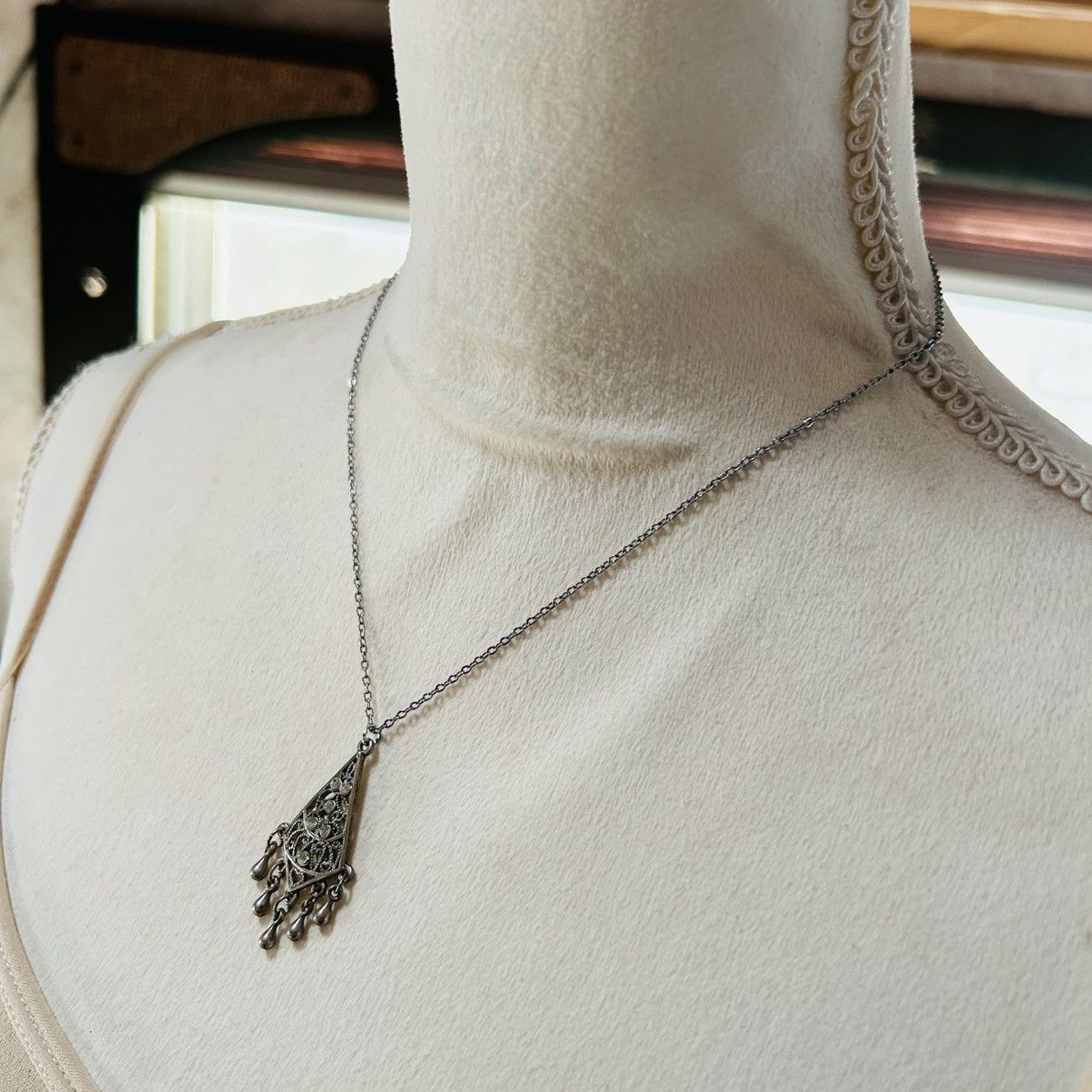 Vintage Vintage clear stone chandelier pendant on chain necklace Size ONE SIZE - 3 Thumbnail
