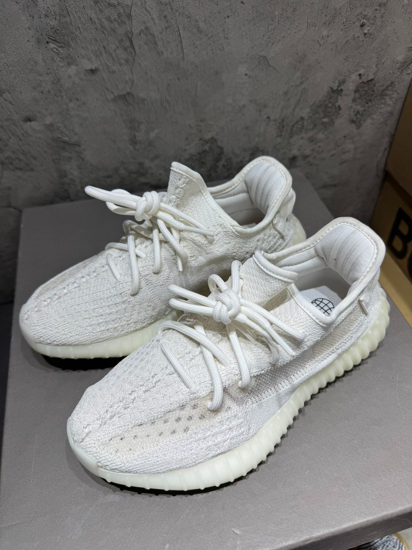 Adidas Adidas YEEZY350 White Lowtop Sneakers 35 Women Size US 5 / IT 35 - 1 Thumbnail