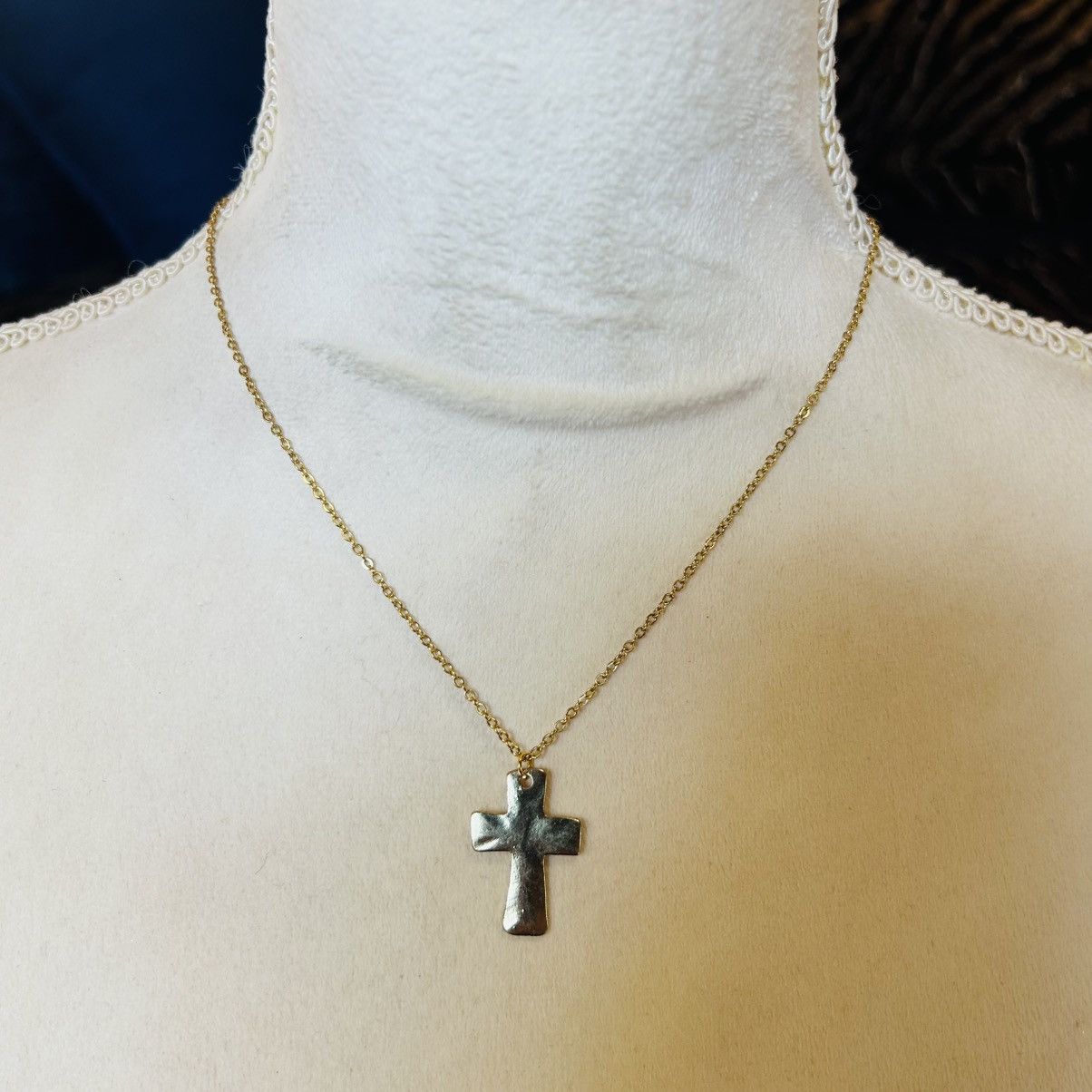 Vintage Vintage hammered texture gold plated cross on chain necklace Size ONE SIZE - 3 Thumbnail
