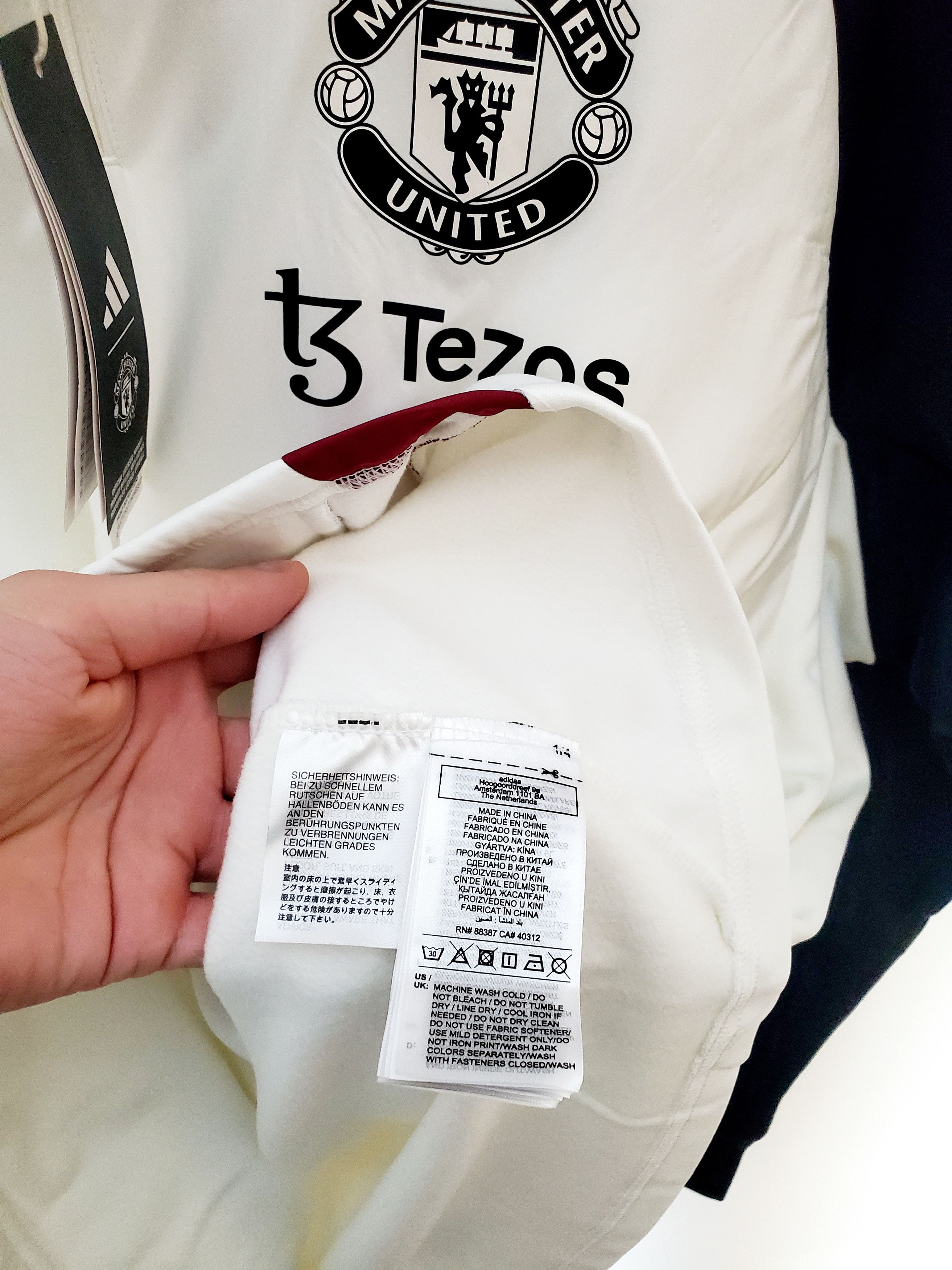 Adidas MANCHESTER UNITED 2024/2025 TOP WITH INTEGRATED BALACLAVA XL Size US XL / EU 56 / 4 - 7 Thumbnail
