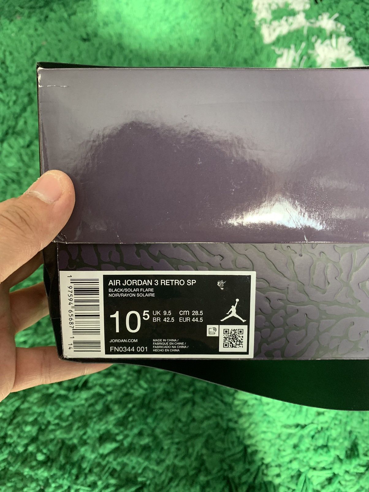 J Balvin × Jordan Brand Jordan 3 J Balvin Rio Size US 10.5 / EU 43-44 - 24 Thumbnail