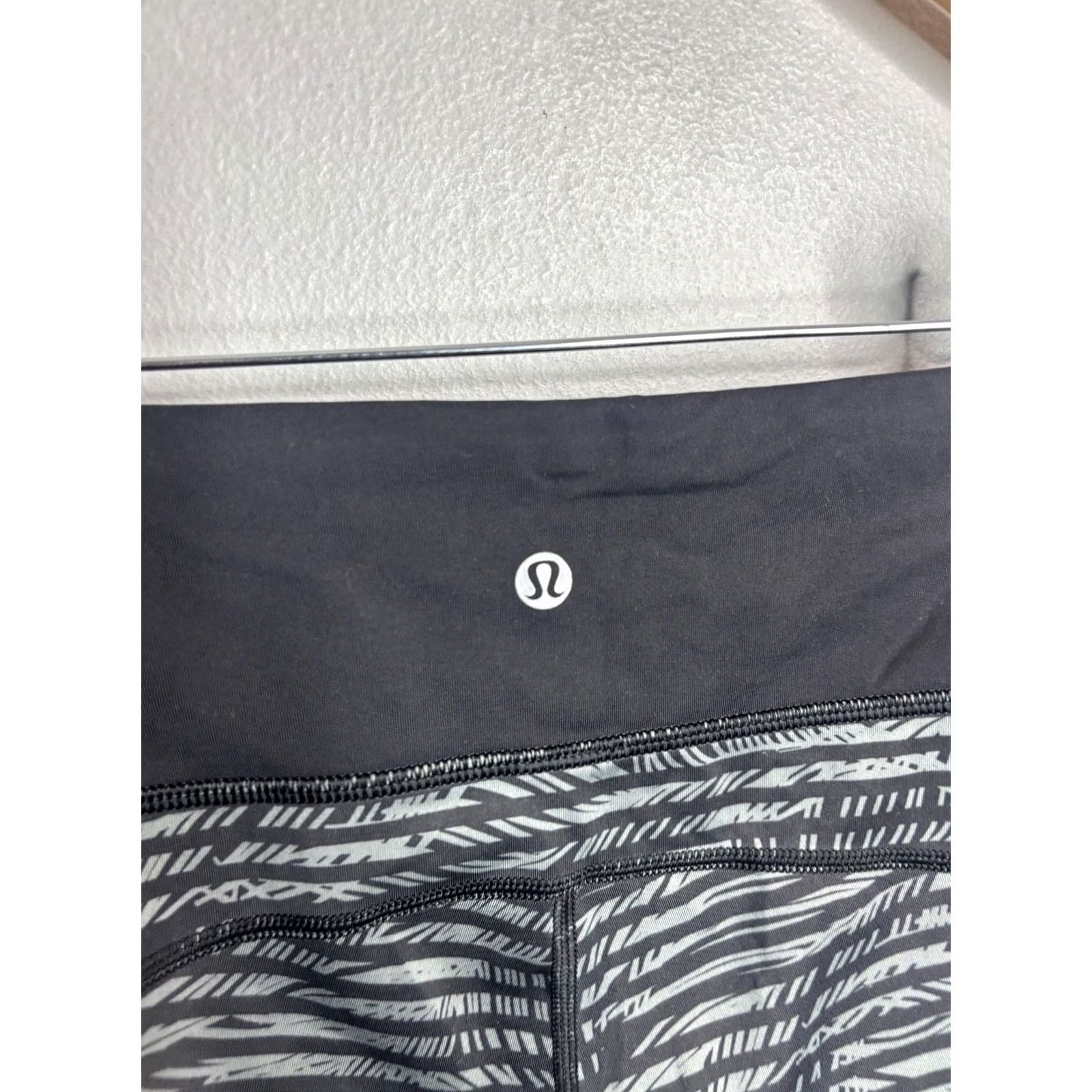 Lululemon Lululemon Womens 6 Black Gray Printed Crop Capri Leggings Pocket Athletic Size 28" / US 6 / IT 42 - 2 Thumbnail