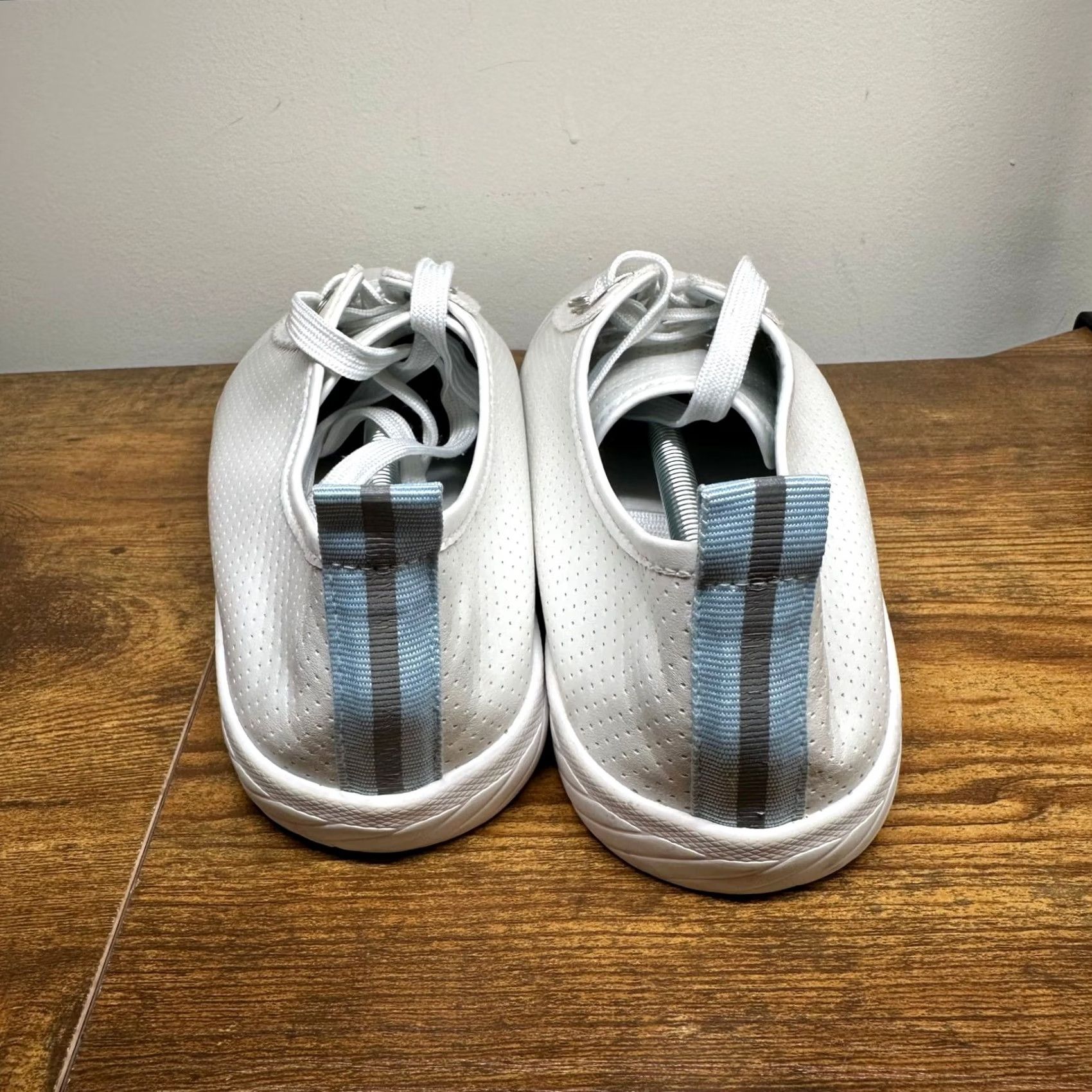 Tommy Bahama Tommy Bahama Womens White Perforated Low Top Lace Up Sneakers Scalloped Edge Shoes Gallery Brown? Size L / US 10 / IT 46 - 4 Thumbnail
