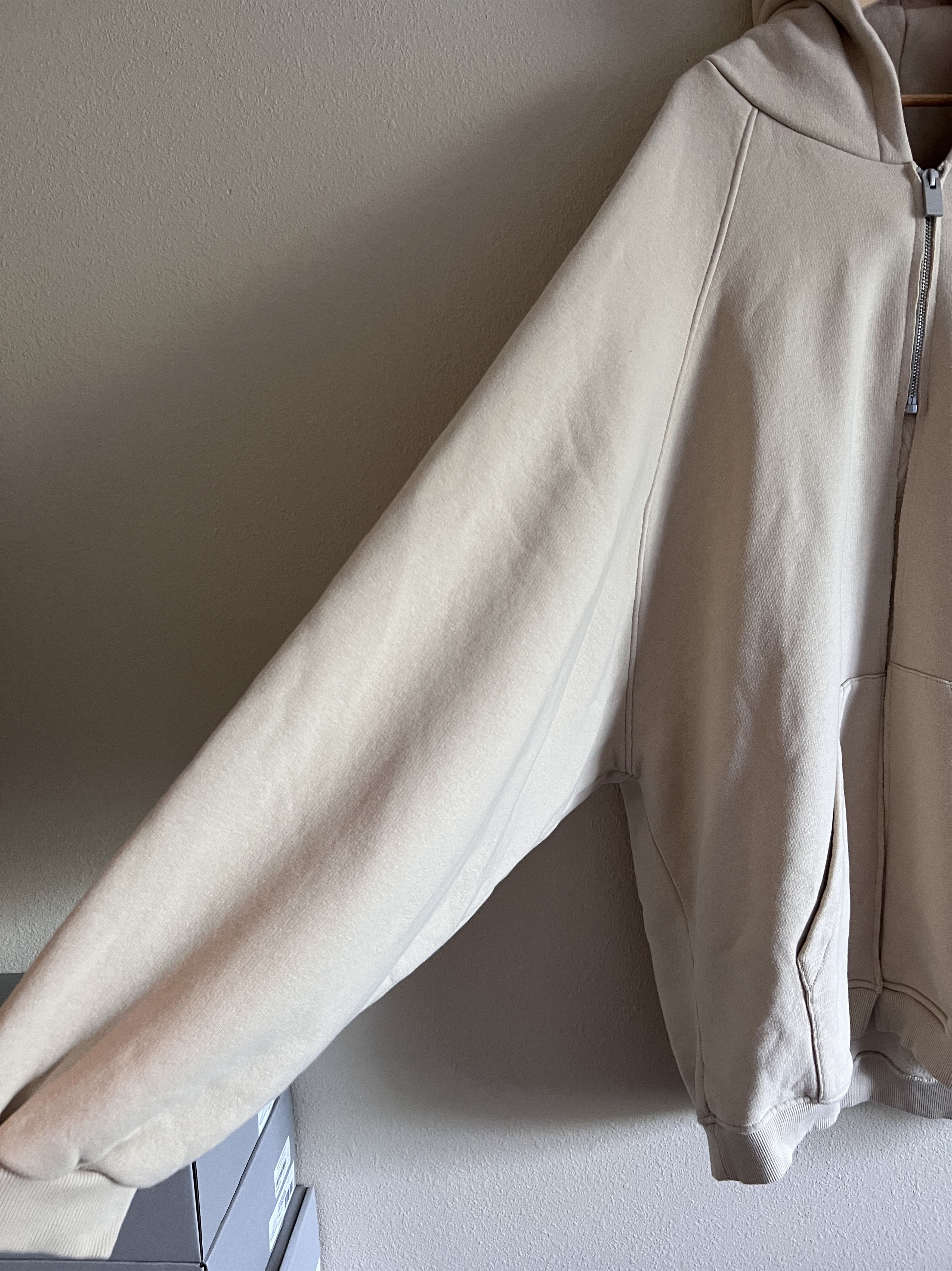 1017 ALYX 9SM 1017 Alyx 9SM Raw Cut Oversized Hoodie in Cream Size US XXL / EU 58 / 5 - 3 Thumbnail