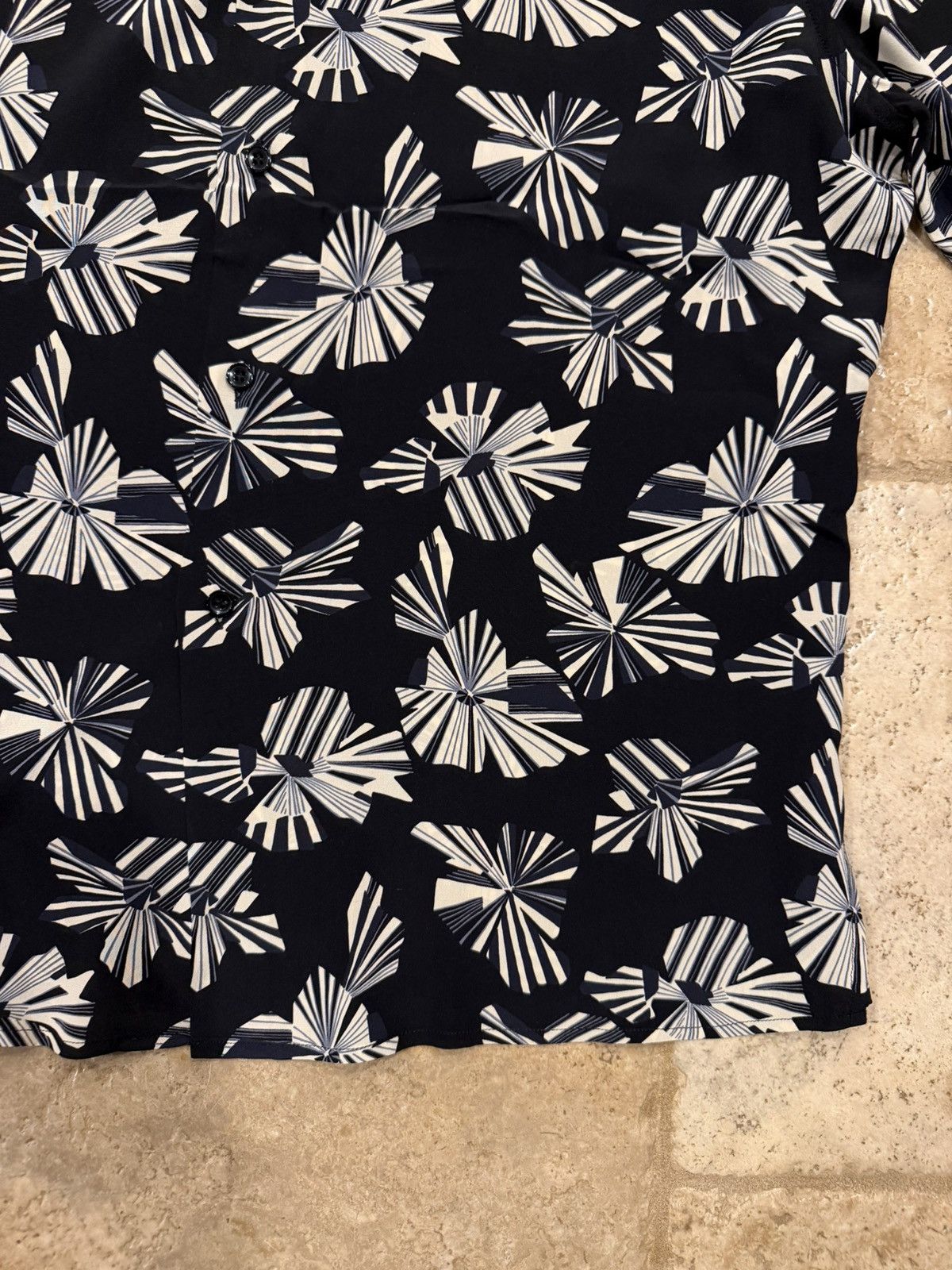 Saint Laurent Paris Saint Laurent Paris Imprime Fleur Origami Print Black Shirt Size US L / EU 52-54 / 3 - 6 Thumbnail