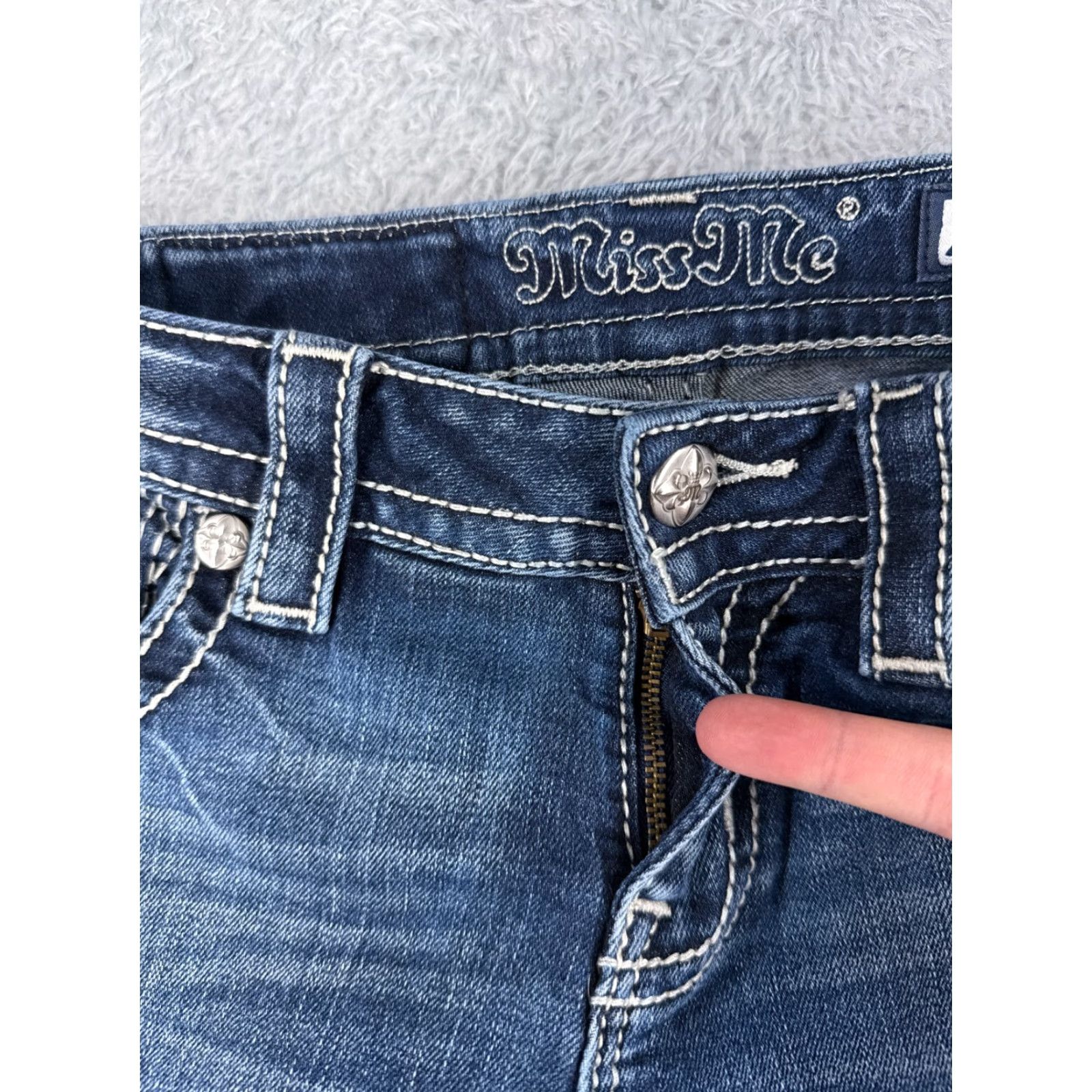 Miss Me Miss Me Jeans Women 26x21 Blue Denim Capri Cuffed Distressed Low Rise 26 5-Pocket Design Embroidered Denim Lyons? (No) Size 26" / US 2 / IT 38 - 5 Thumbnail