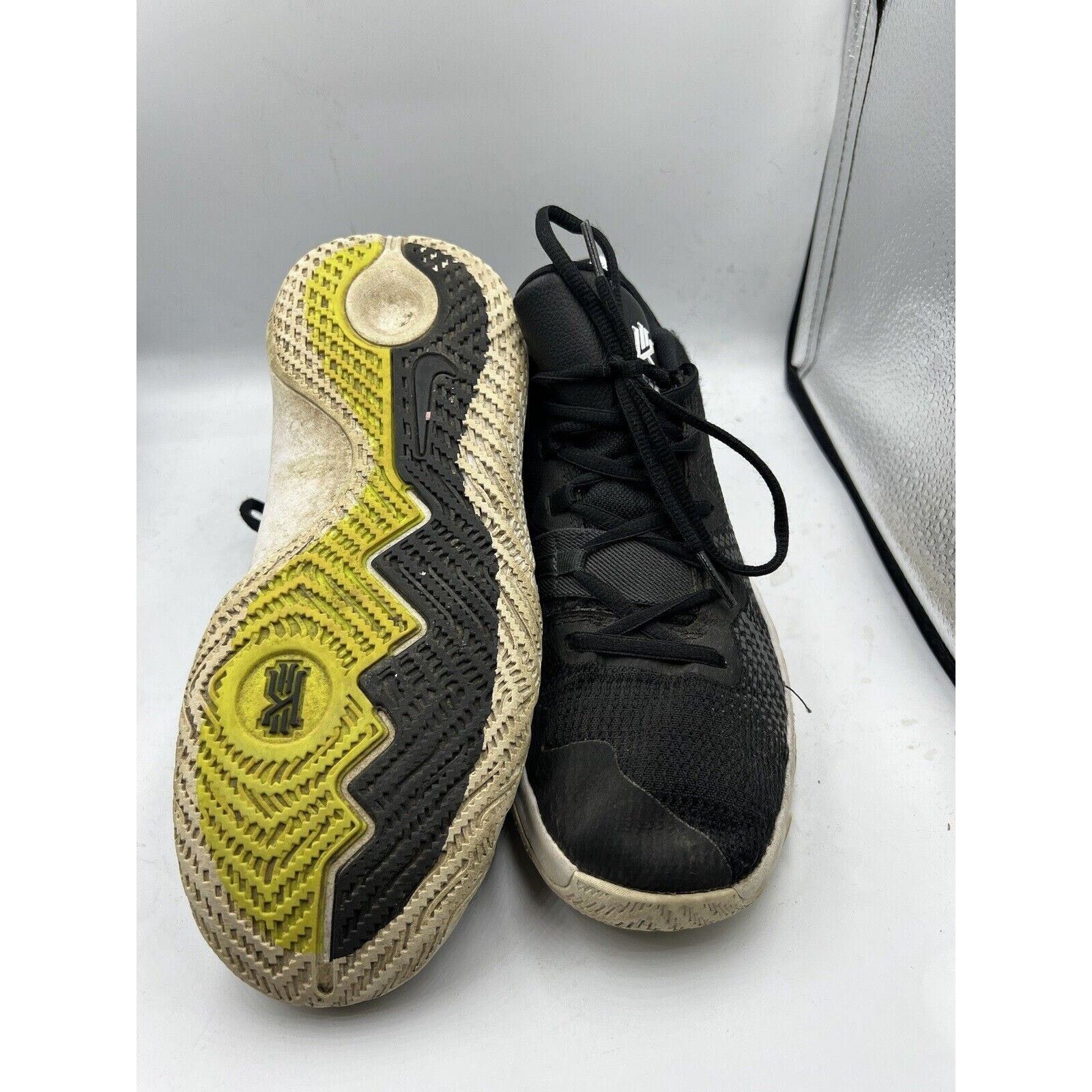 Nike Nike Boys Kyrie Irving Flytrap Black/White Shoes Size 6Y Size US 6 / EU 39 - 6 Thumbnail