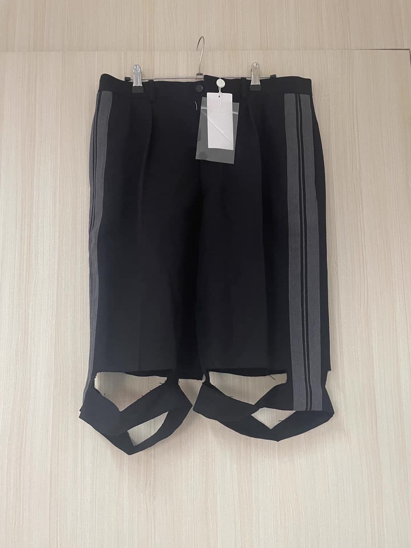 Maison Margiela Maison Margiela Deconstructed Wool Shorts Ｑ21 Size US 34 / EU 50 - 2 Thumbnail