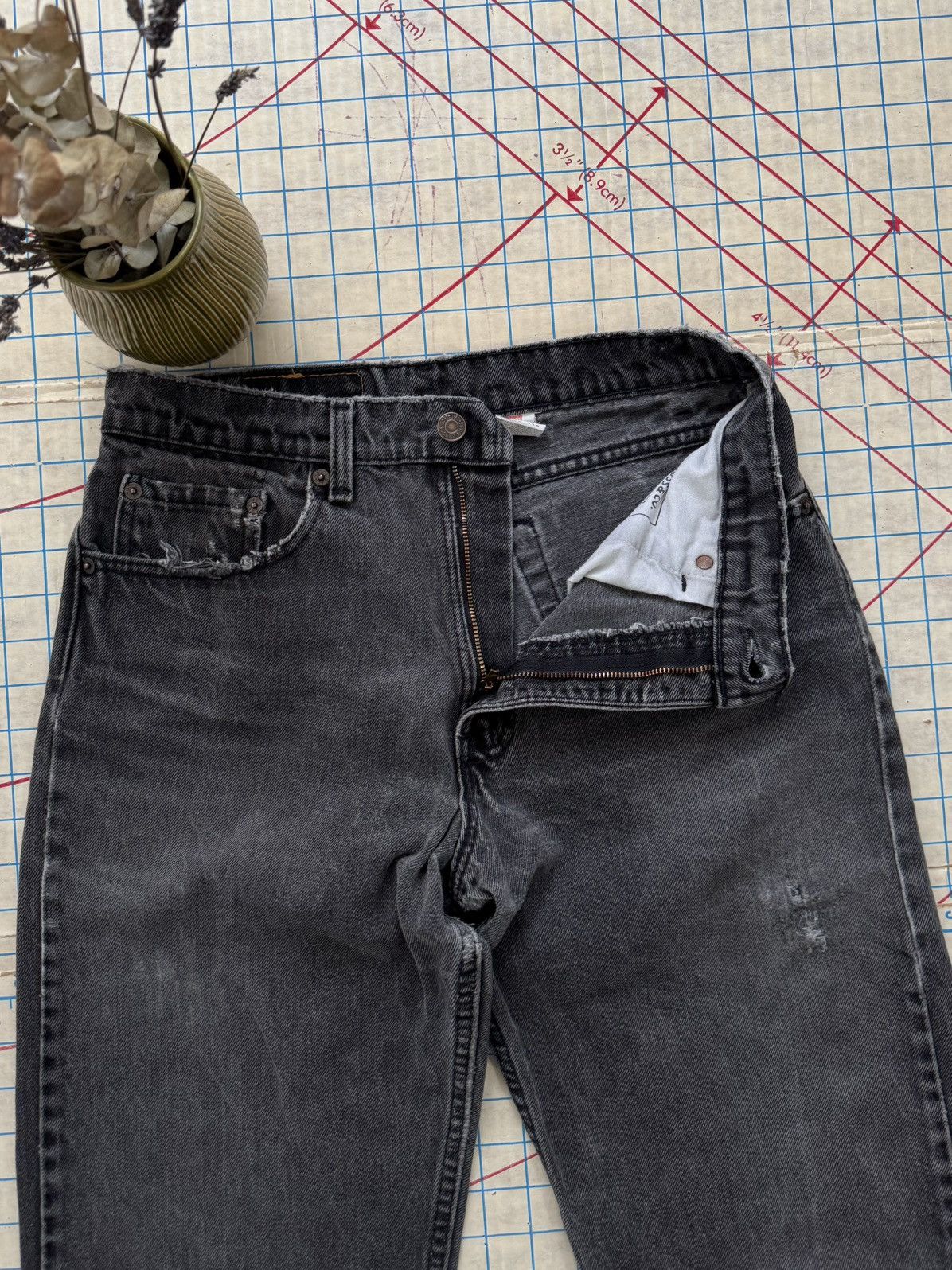 Levi's × Vintage Vintage 90’s Levi’s 550 Relaxed Fit Tapered Leg Faded Black Size US 30 / EU 46 - 6 Thumbnail