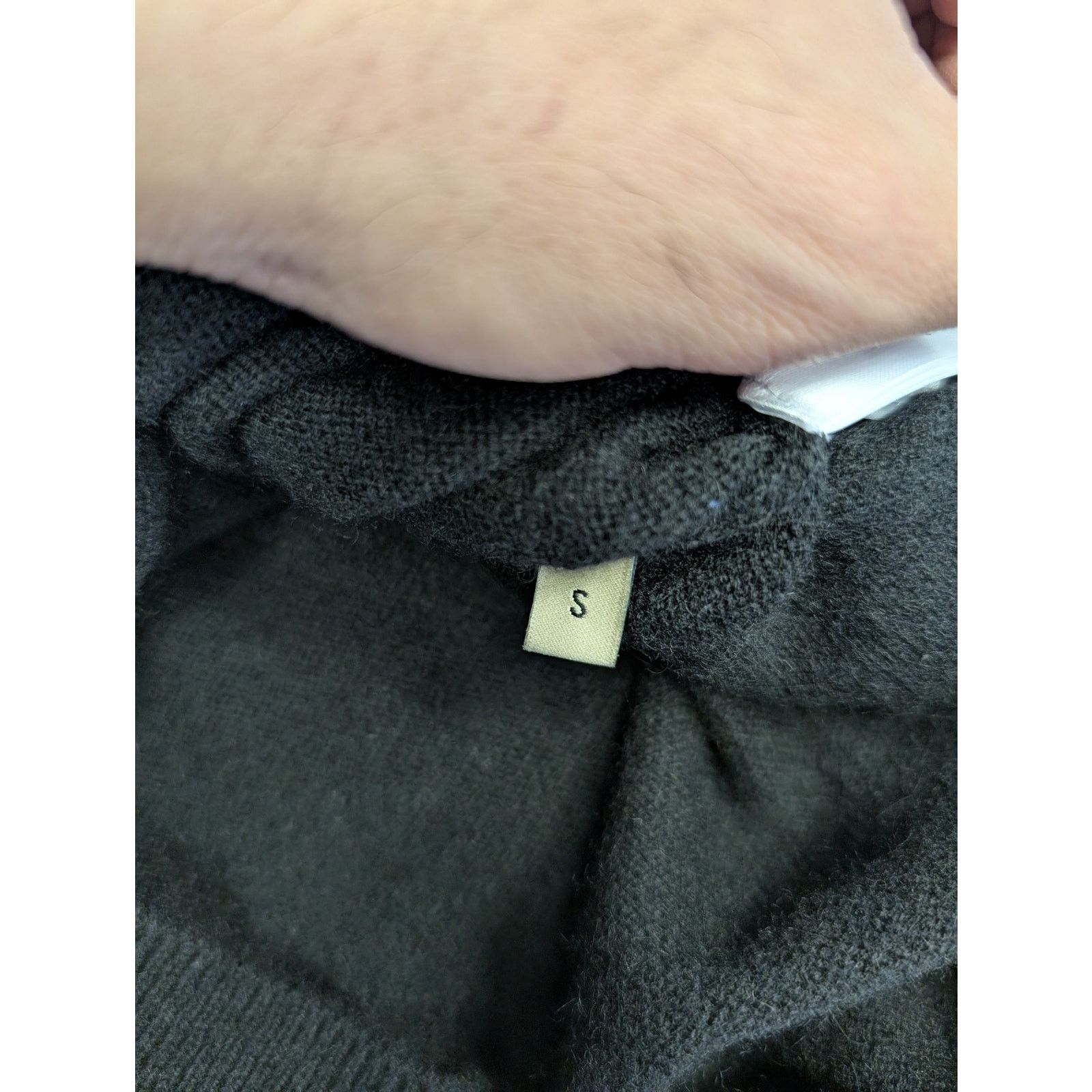 Gucci o1rshd1 100% Cashmere Cardigan Sweater With Logo in Black Size US S / EU 44-46 / 1 - 12 Thumbnail