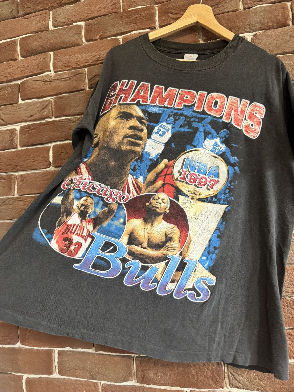 NBA Vintage 90s Chicago Bulls 1997 Championship Rap Tee Size US XL / EU 56 / 4 - 5 Thumbnail