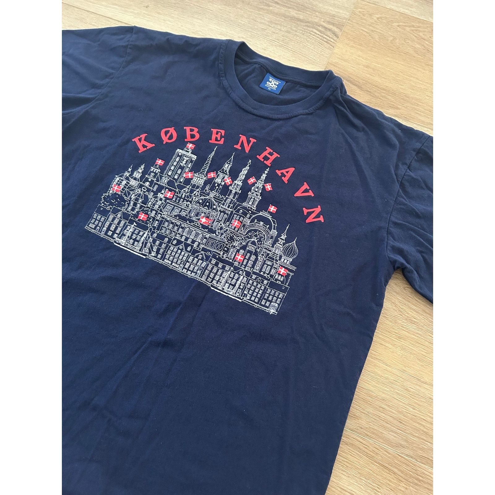 COPENHAGEN STUDIOS MONOGRAM DANMARK | T-SHIRT Size US XL / EU 56 / 4 - 2 Thumbnail