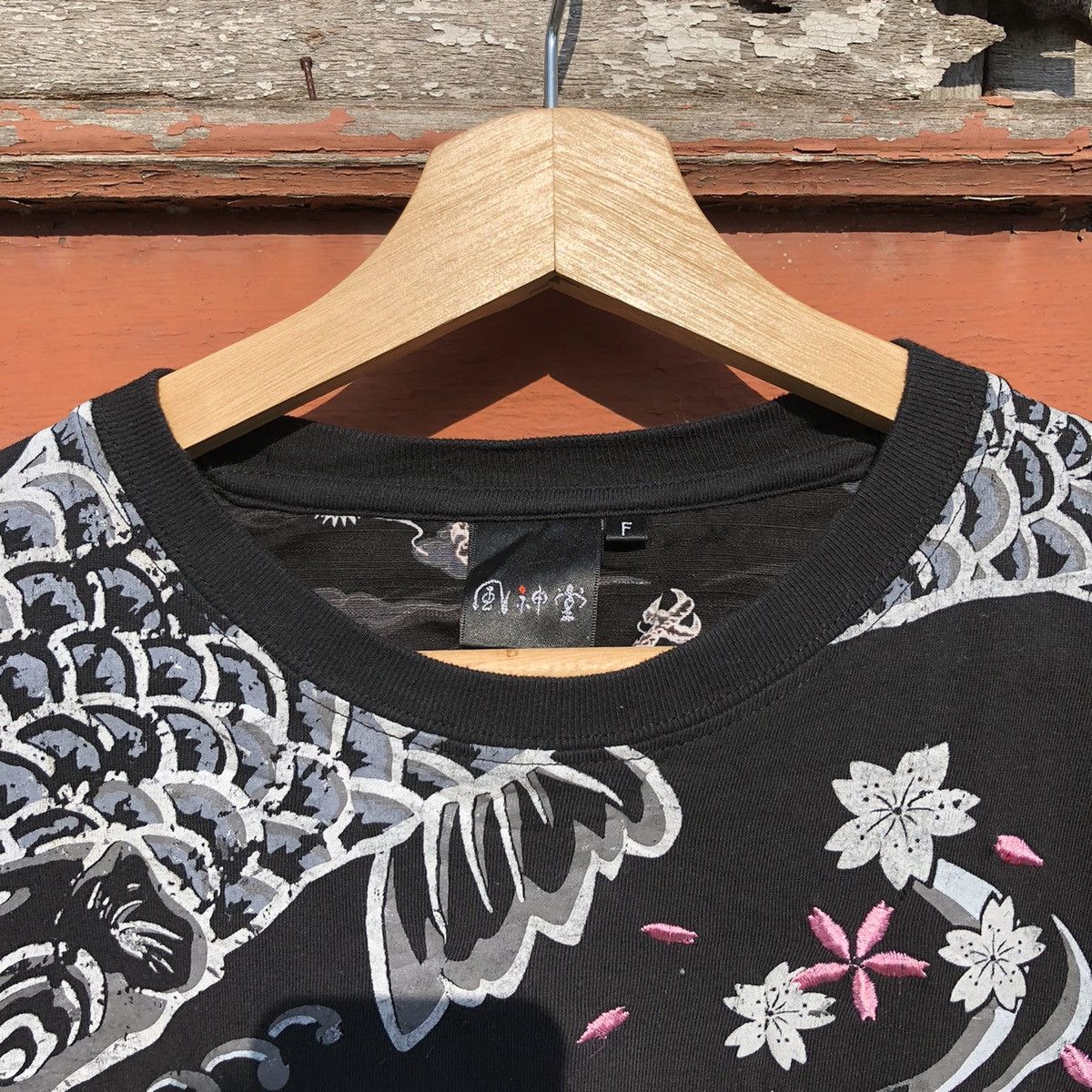Japanese Brand Vintage y2k Koi Fish Sukajan Tshirt Size US M / EU 48-50 / 2 - 5 Thumbnail