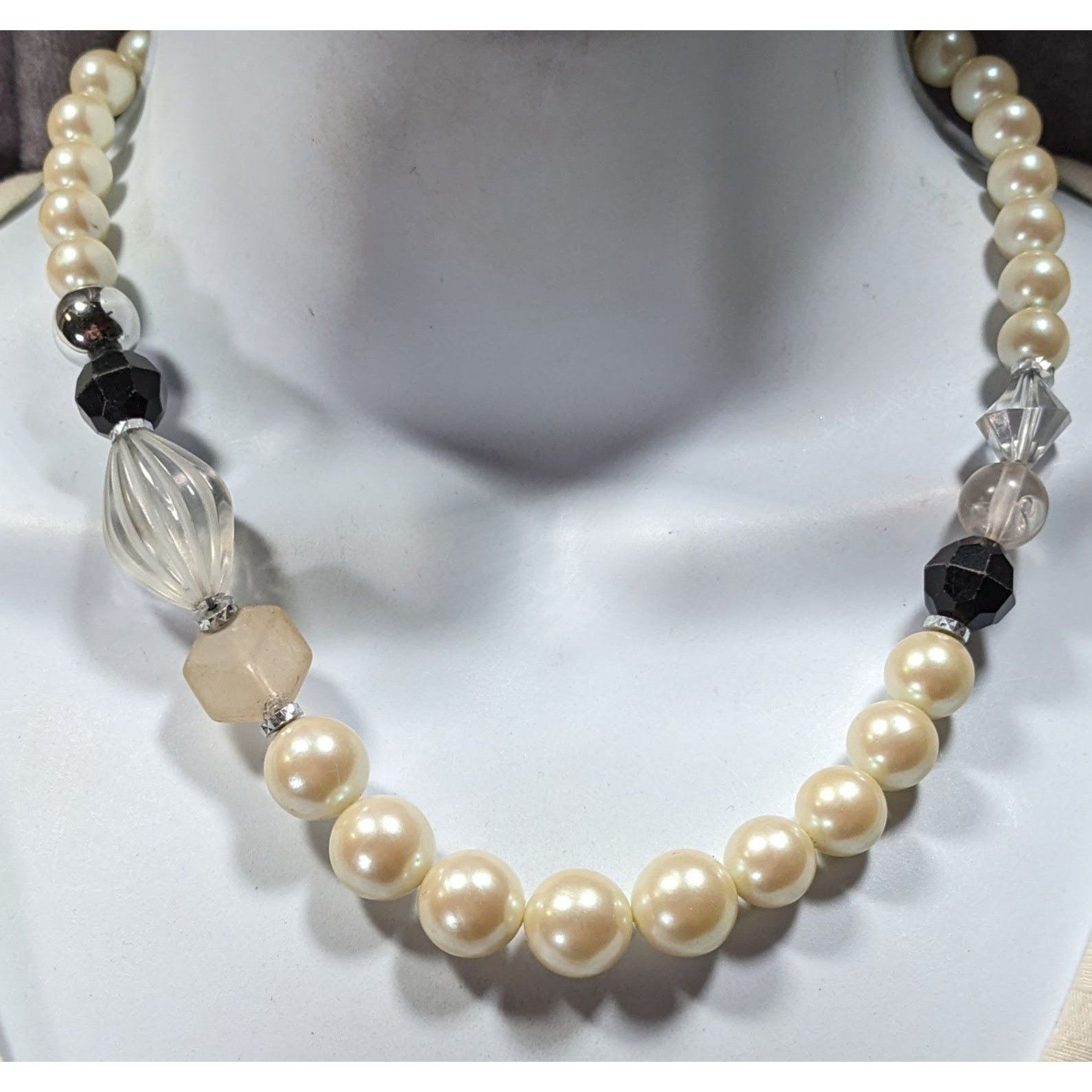 Other Vintage Chunky Faux Pearl Acrylic And Glass Beaded Necklace Size ONE SIZE - 5 Thumbnail