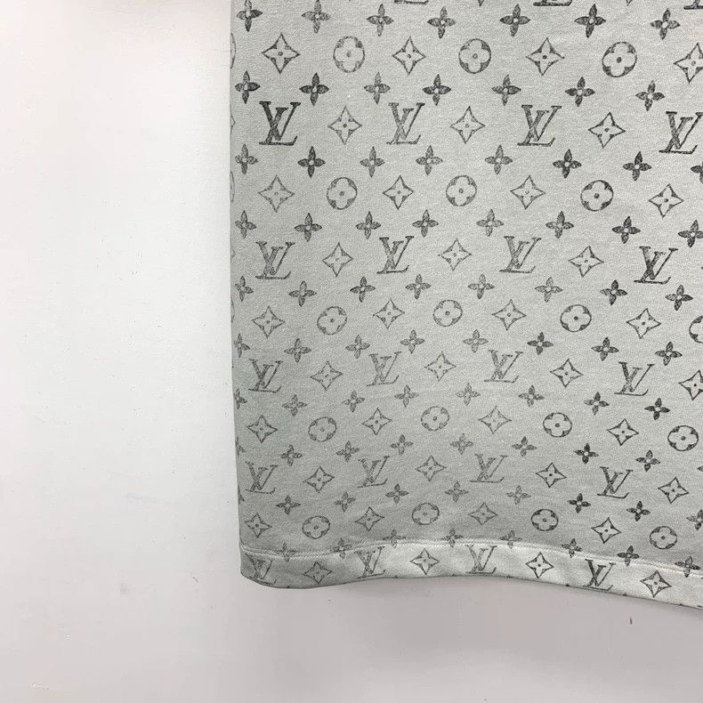 Louis Vuitton Louis Vuitton 25 Light Grey logo full print cotton crew ne Size L / US 10 / IT 46 - 4 Thumbnail