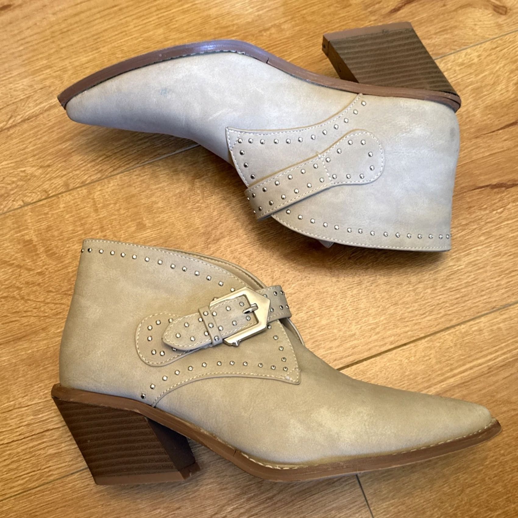 Vintage VINTAGE Seven7 Dallas Studded Western Ankle Booties Cream Size 9 Buckle Silver Pointed Women Shoes Size US 9 / IT 39 - 5 Thumbnail