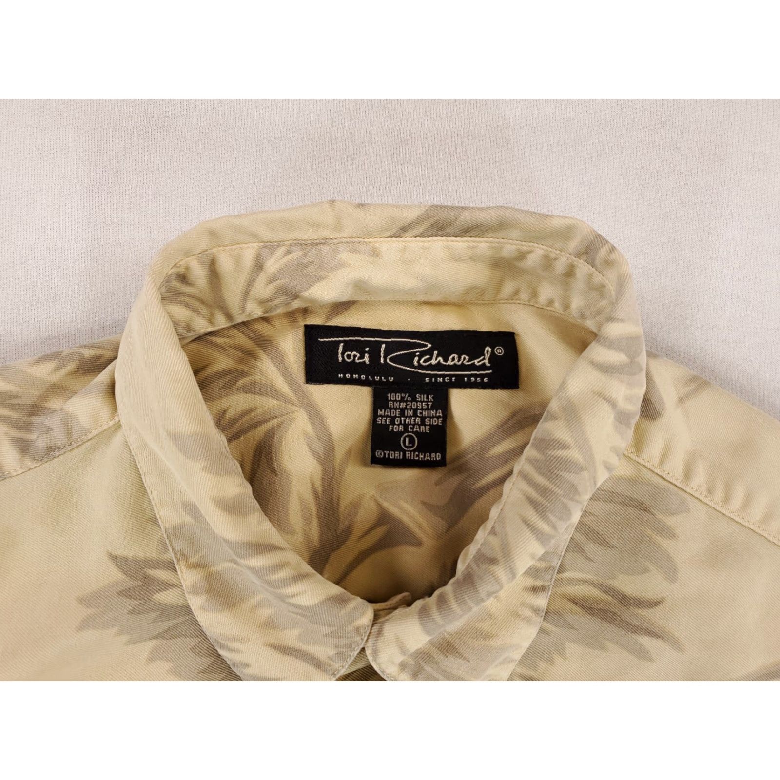 Tori Richard Tori Richard Camp Shirt Mens L Silk Yellow Hawaiian Palm Trees Short Sleeve Button-Up Size US L / EU 52-54 / 3 - 2 Thumbnail