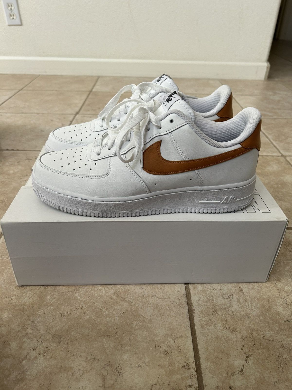 Nike NIKE AIR FORCE 1 WHITE/CURRY SZ 9.5 Size US 9.5 / EU 42-43 - 3 Thumbnail