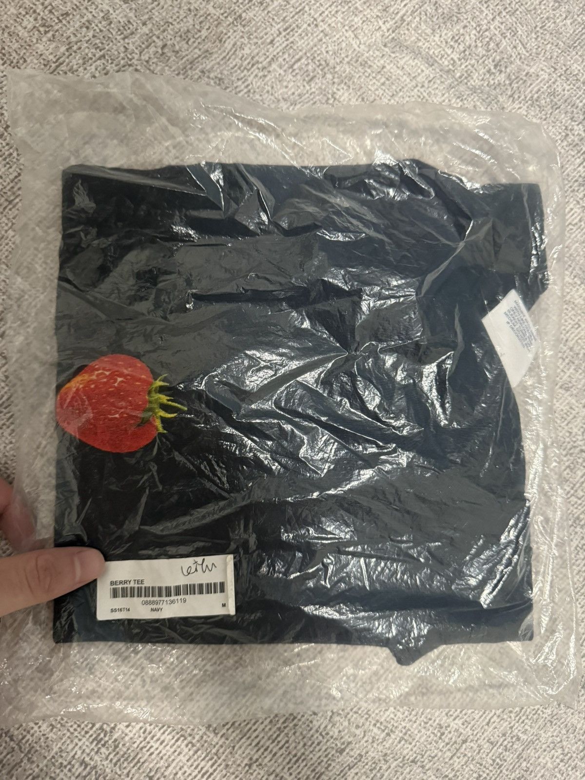 Supreme Supreme ss16 strawberry berry tee T-shirt ds in og bag Size US M / EU 48-50 / 2 - 3 Thumbnail