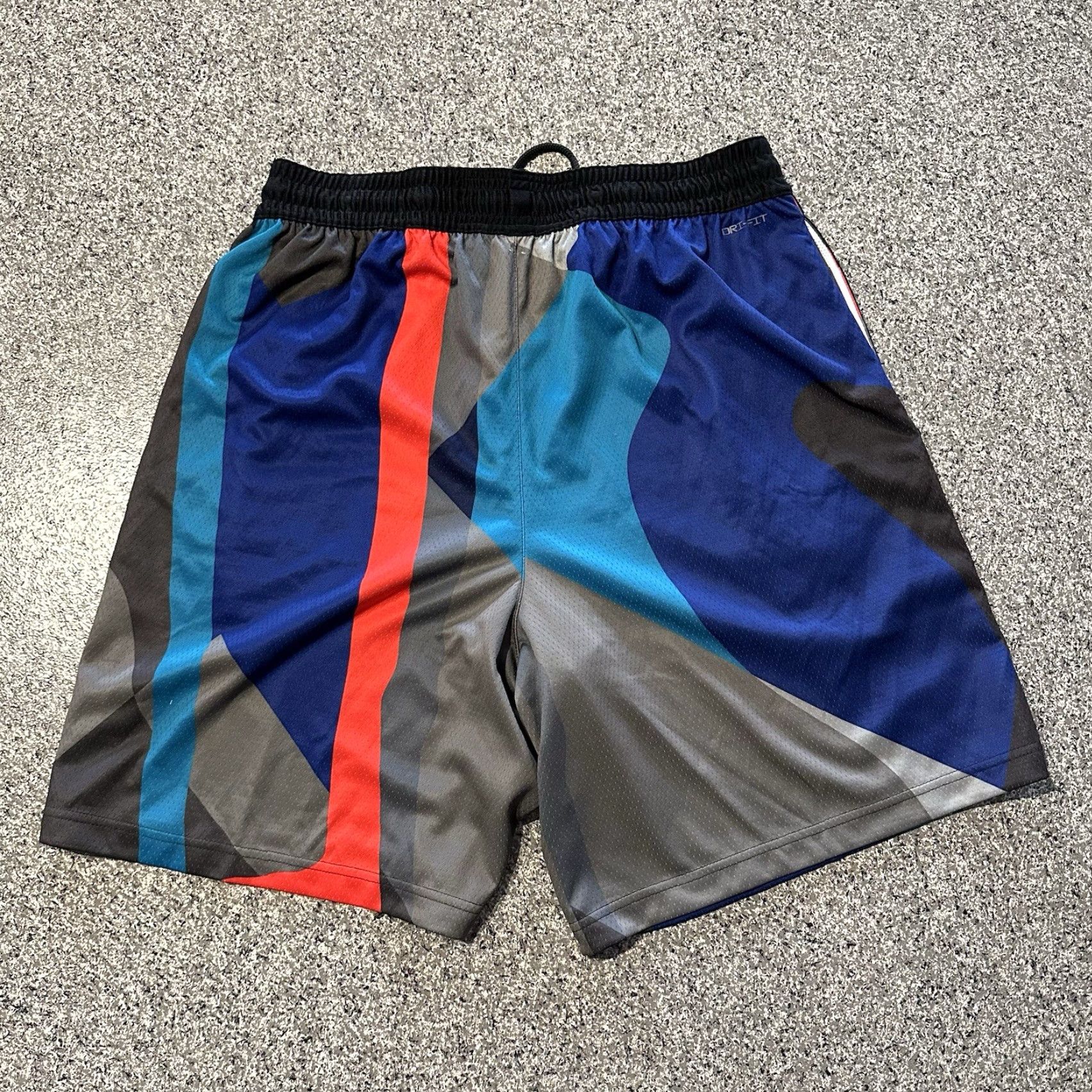 Nike Nike x KAWS Brooklyn Nets City Edition Shorts Mens XL Black Nike Shorts City Edition Nets 2010s? Size US 36 / EU 52 - 5 Thumbnail