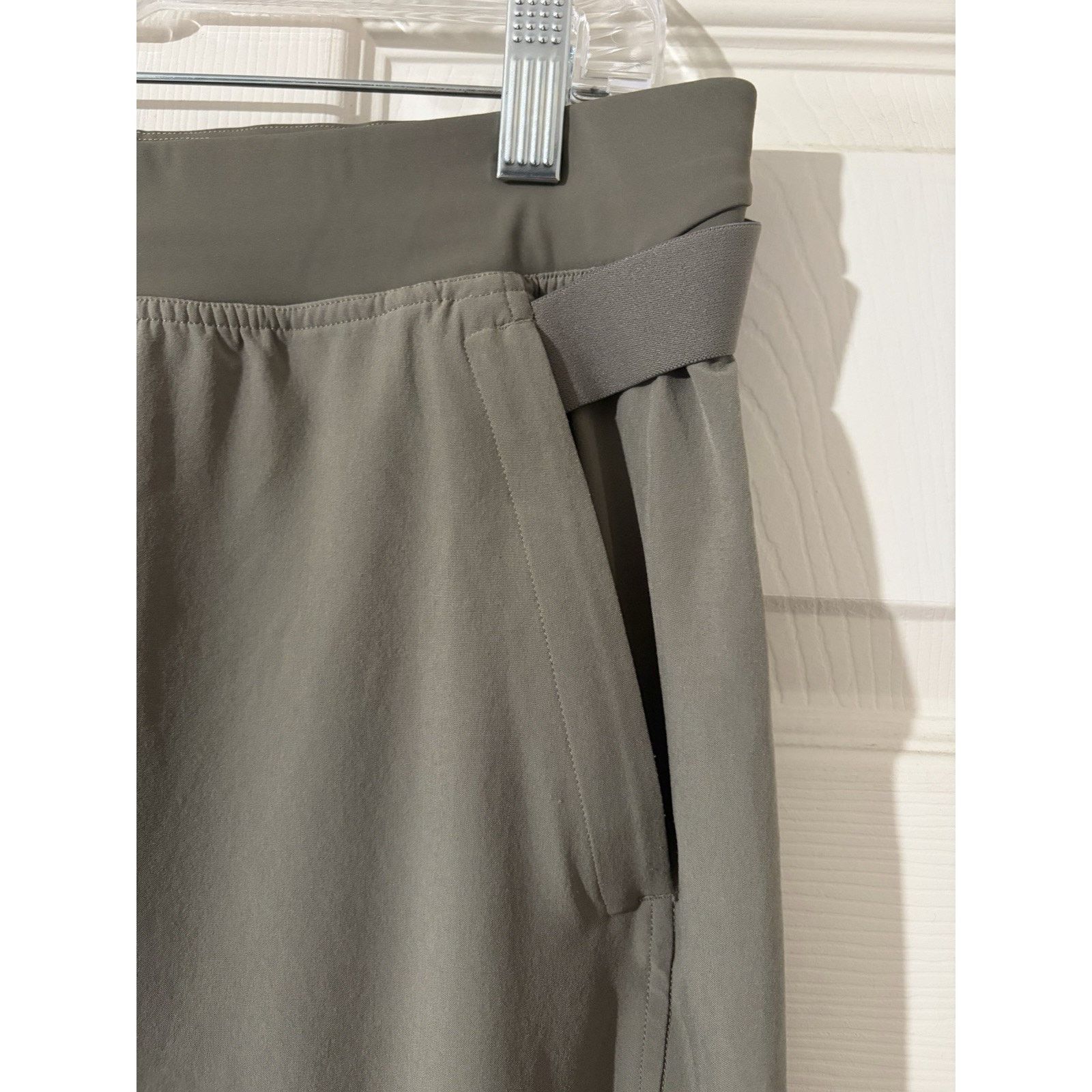 Lululemon Lululemon Adapted State High Rise Jogger Carbon Dust Sz 8 Size 30" / US 8 / IT 44 - 2 Thumbnail