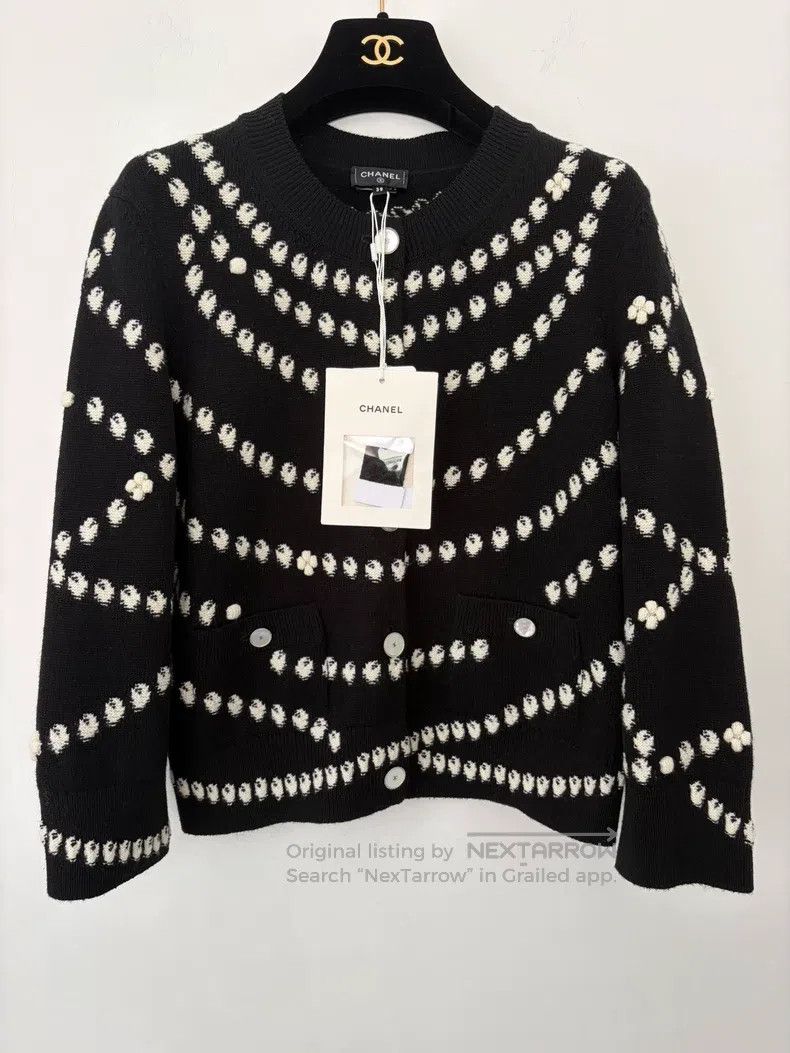 Chanel Chanel Black mother-of-pearl buckle cashmere cardigan coat Size XS / US 0-2 / IT 36-38 - 1 Thumbnail