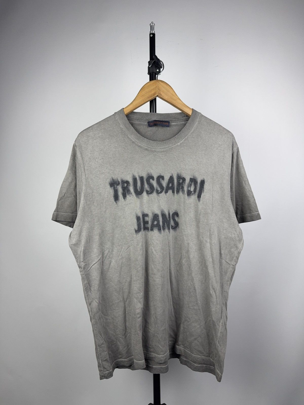 Trussardi 00s Trussardi Jeans Spray Big Logo Tee Vintage Grey Italy Size US L / EU 52-54 / 3 - 1 Thumbnail