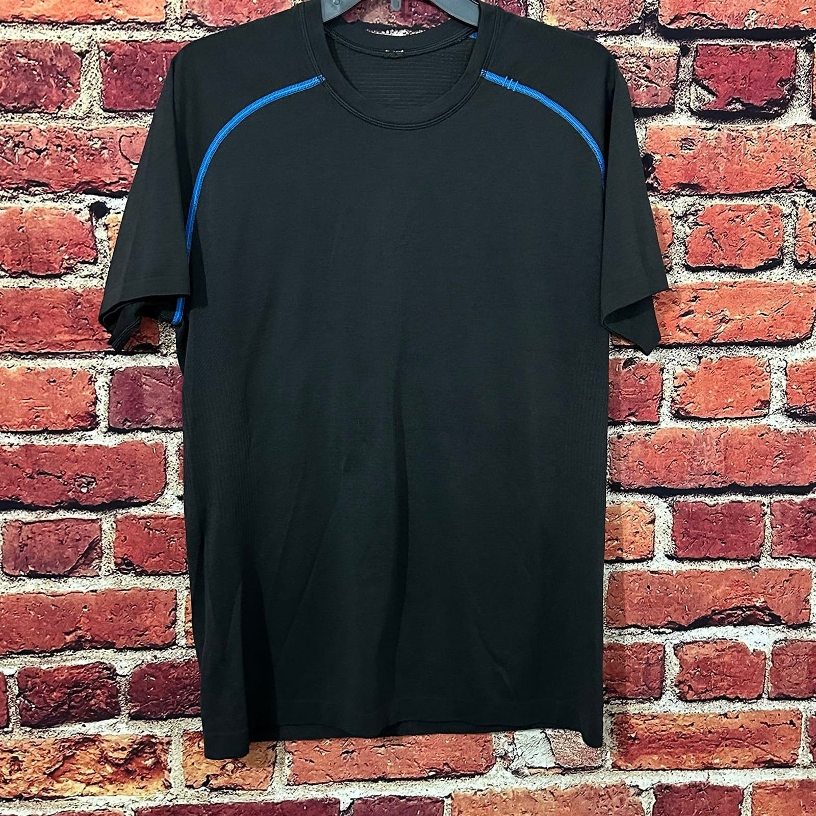 Lululemon Men’s Lululemon short sleeve black Size US M / EU 48-50 / 2 - 1 Thumbnail