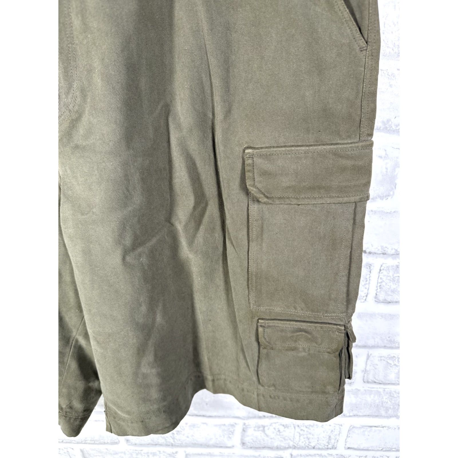 Tommy Bahama Tommy Bahama Cargo Shorts Green Silk Blend Mens 35 Casual Regular Low-Profile Silk Mens 35 Green Cargo Shorts Size US 35 - 2 Thumbnail