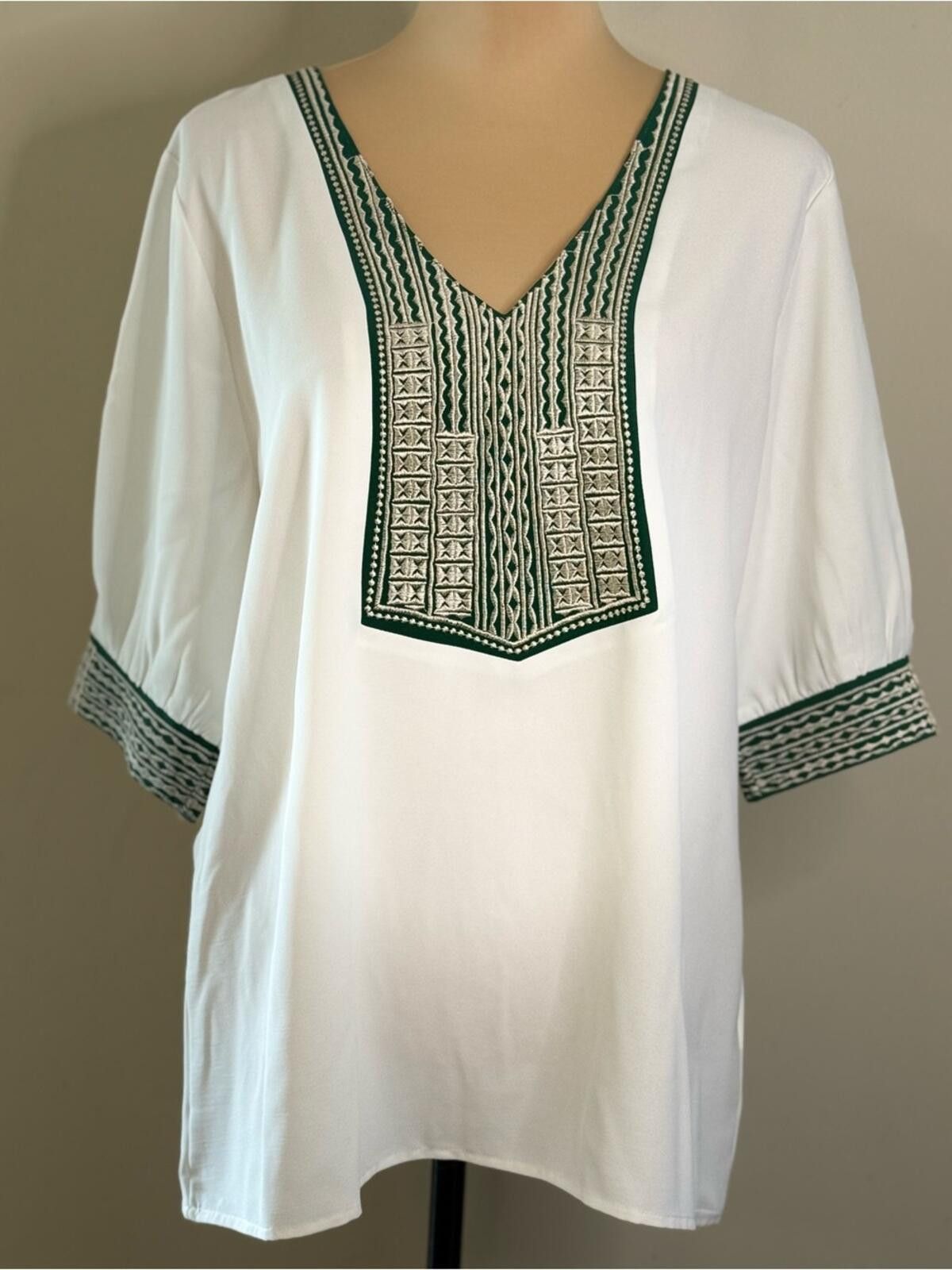 Other White V neck short sleeve top dainty green embroidery SZ LG Size L / US 10 / IT 46 - 1 Thumbnail