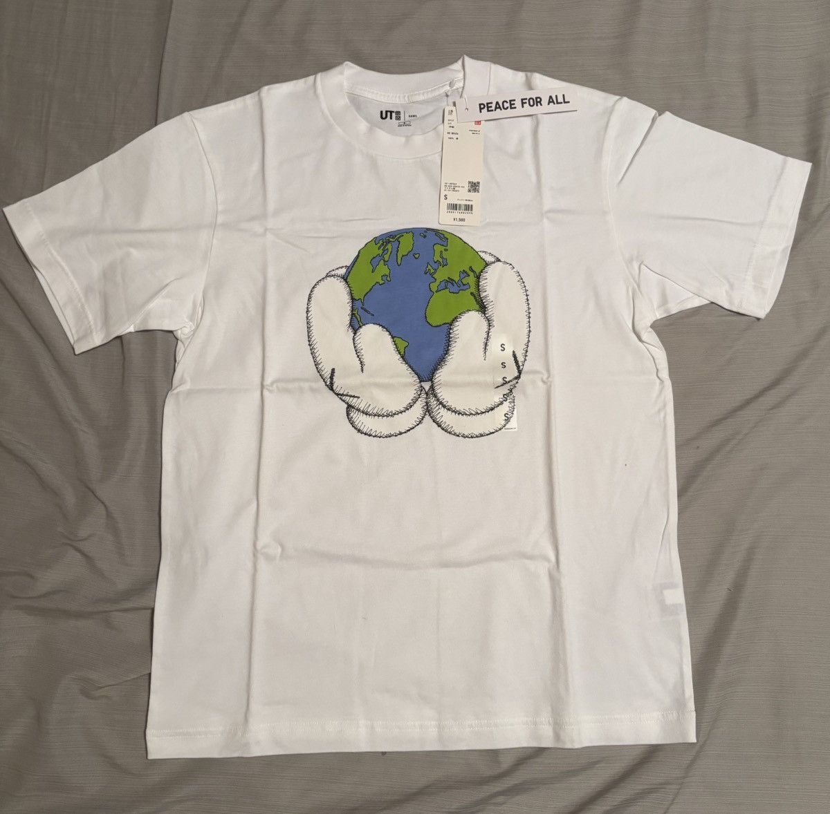 Kaws × Uniqlo Kaws X Uniqlo “Peace For All” T-Shirt (Japan Sizing) Size US S / EU 44-46 / 1 - 1 Thumbnail