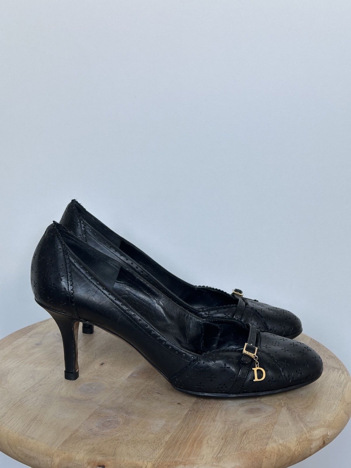 Dior Christian Dior Black Leather Heeled Pumps with Logo Charm Size US 7.5 / IT 37.5 - 4 Thumbnail